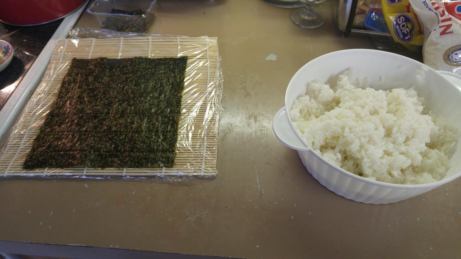 JapanBargain Sushi Roll Bamboo Mat, 10.5 Inch Square Natural Bamboo Sushi Rolling Mat for Maki Sushi Rolls, Reusable Eco-Friendly Makisu customer photo 2