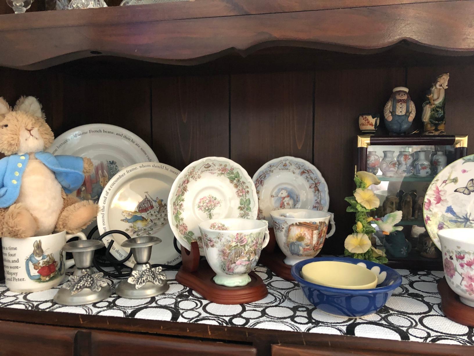 BANBERRY DESIGNS Tea Cup and Saucer Display Stand - Set of 2 Wood Holders for Collectible Teacup and Saucer Sets - Walnut Finish customer photo 2