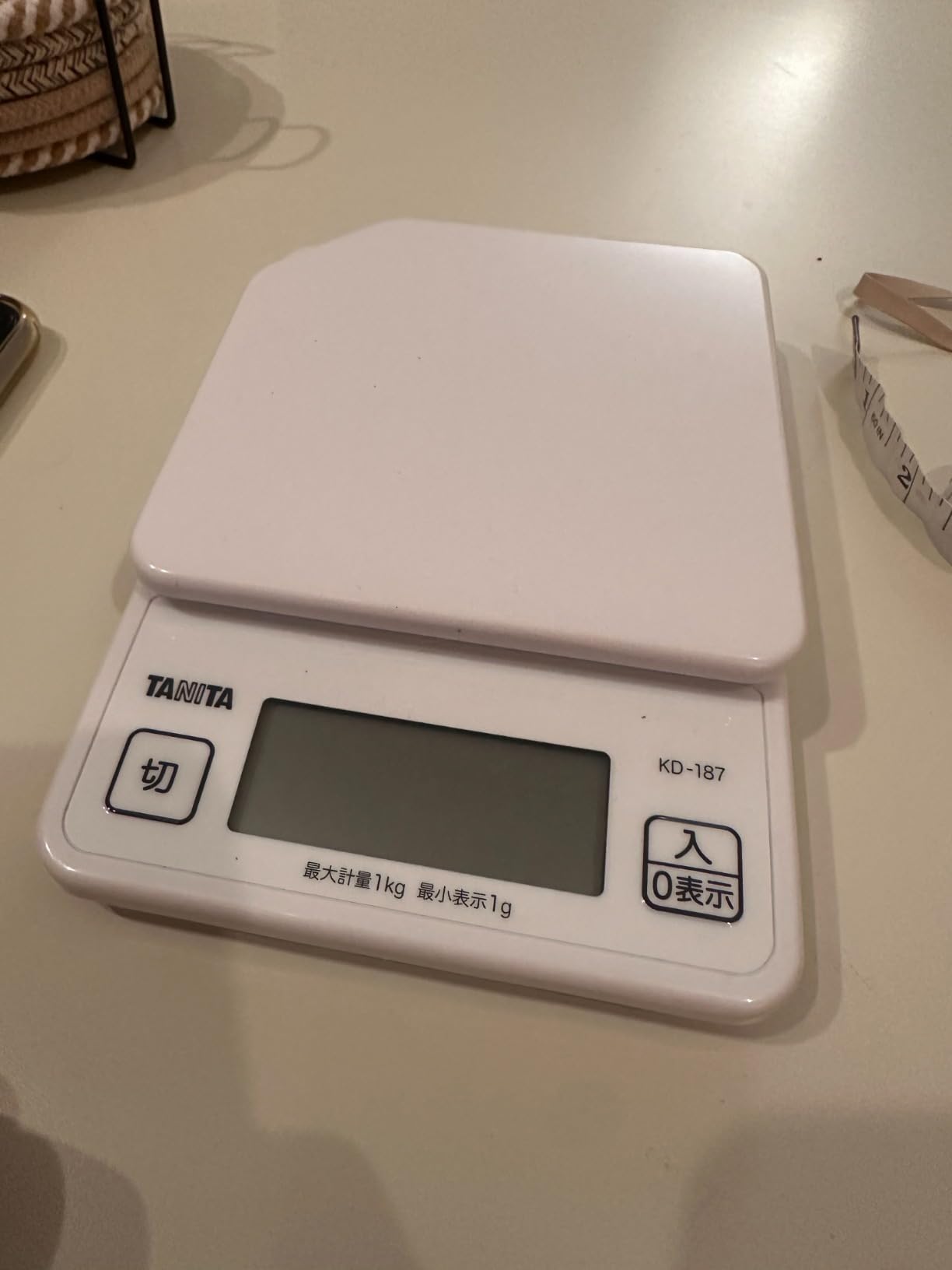 Tanita KD-187 WH Cooking Scale, 0.3 oz (1 g) Units of Up to 2.2 lbs (1 kg), Includes Hook Holes for Convenient Storage, White, Kitchen Scale, Cooking, Digital customer photo 1