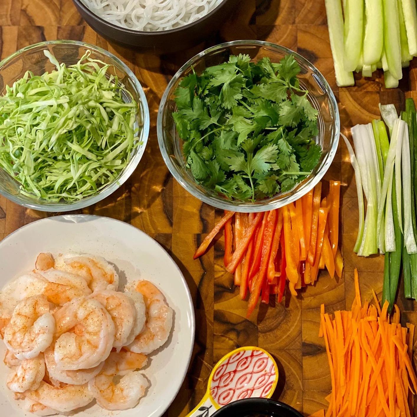 Yoshihiro VG10 46 Layers Hammered Damascus Nakiri Japanese Vegetable Knife (6.5'' (165mm) Rosewood Handle) customer photo 1