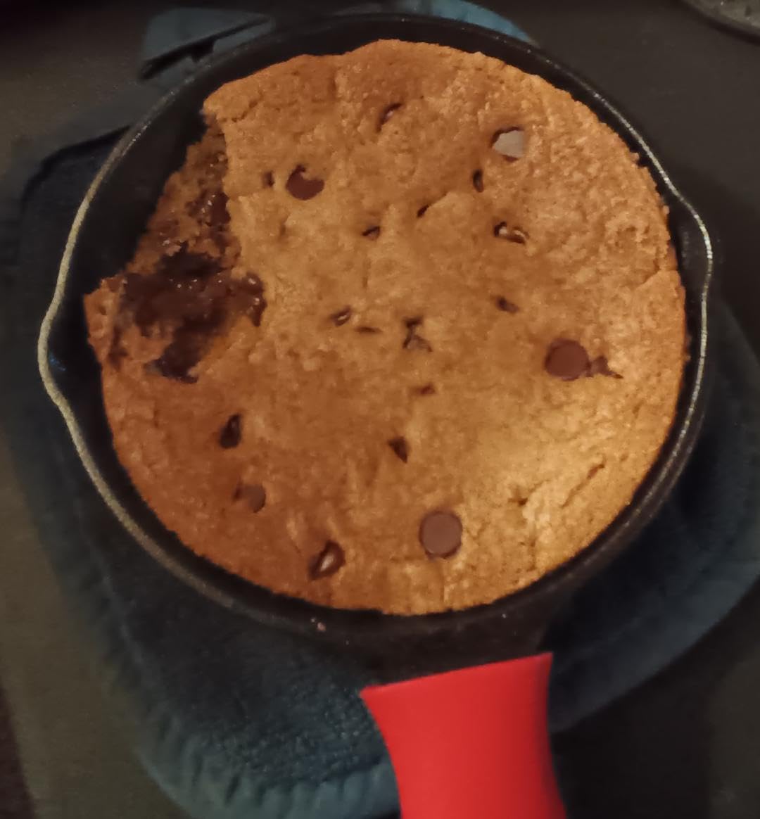 Lodge Seasoned Cast Iron Skillet - Quality Frying Pan for the Stove, Oven, Grill & Campfire - Includes Silicone Hot Handle Holder - Non-Toxic, Nonstick & Long-Lasting - 12 Inches customer photo 2