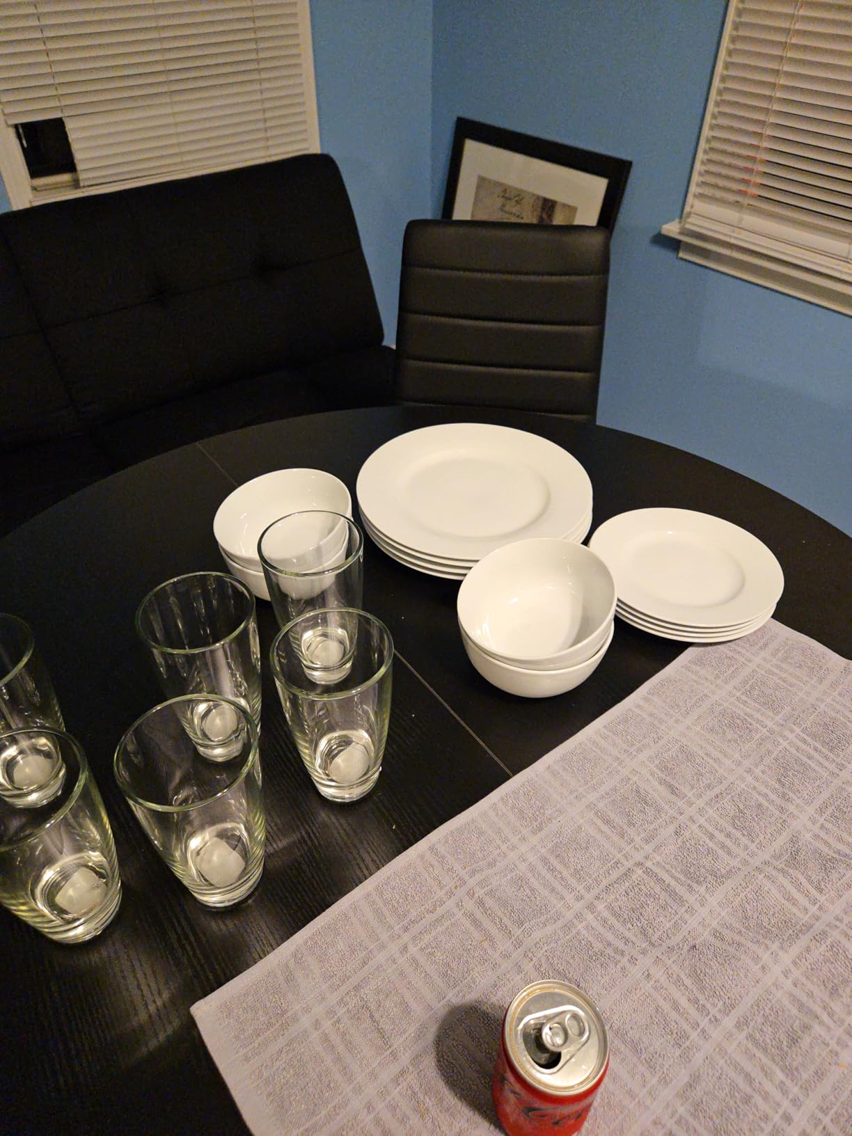 Amazon Basics 16-Piece Porcelain Dinnerware Set, Microwave and Dishwasher Safe, Service for 4, Plates, Bowls and Mugs, White customer photo 1