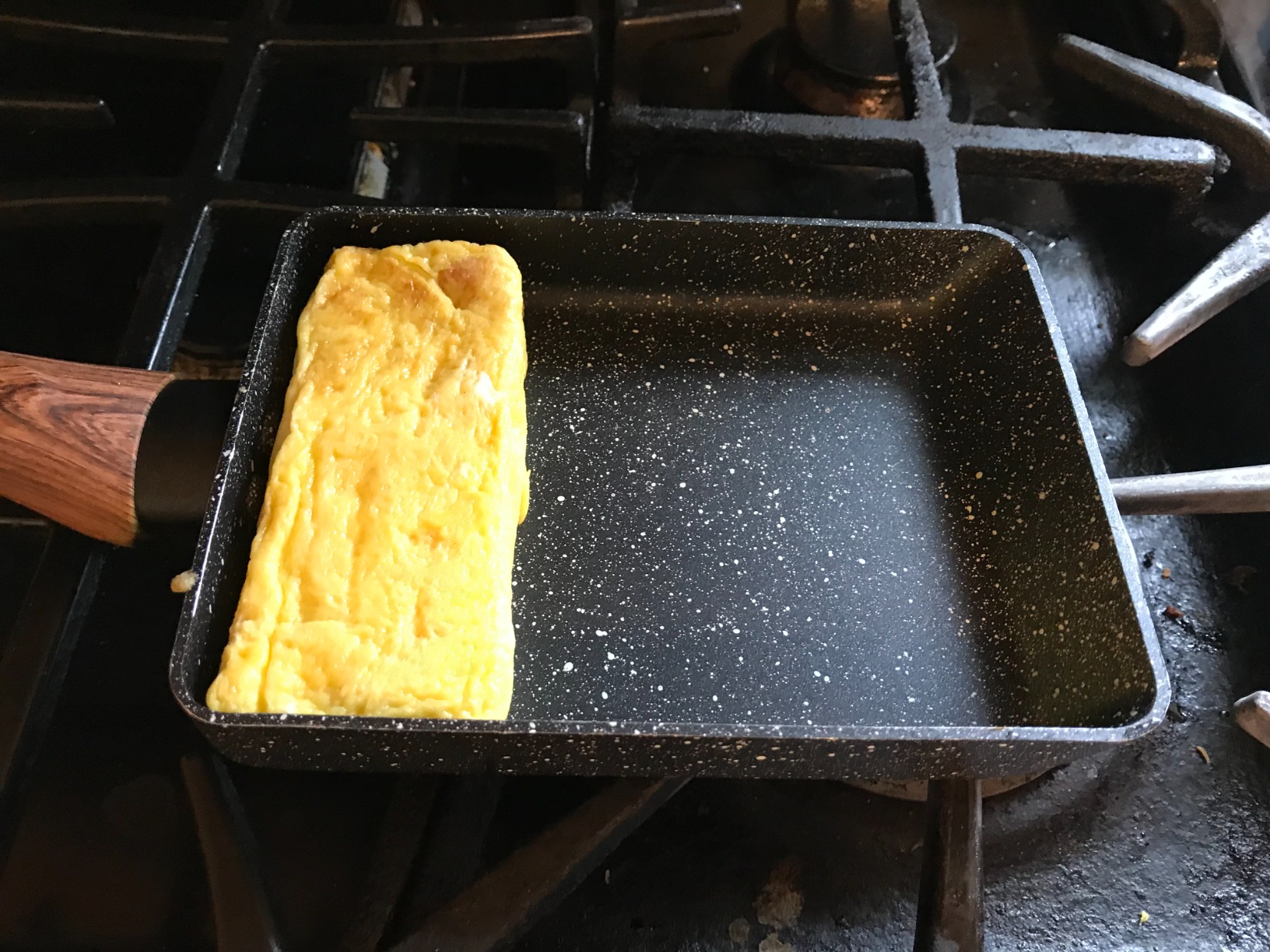 LI-GELISI Tamagoyaki Japanese Omelette Pan, Hard Anodized Non-Stick Coating, Carbon Steel, 12.6 x 5.2 x 1.8 inches, Black, 2 Liters, PFOA Free customer photo 1
