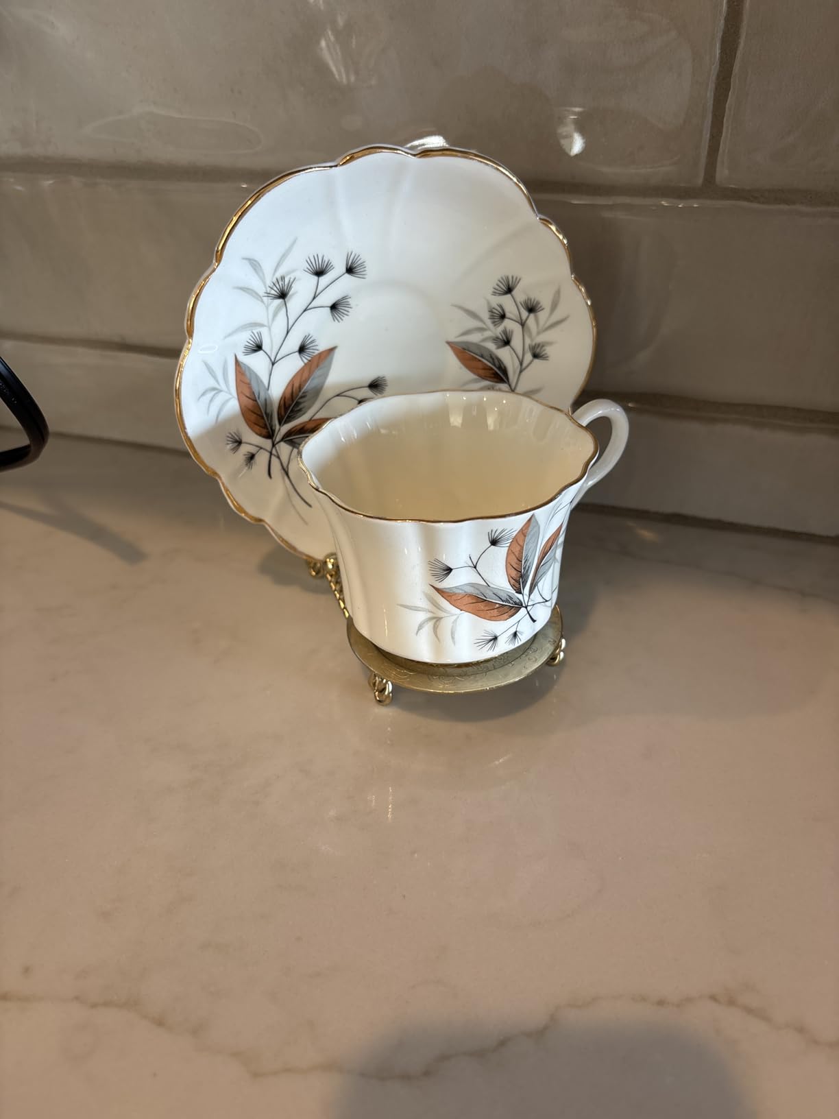 Bard's Ornate Twisted Shiny Gold-toned Cup and Saucer Stand, 3