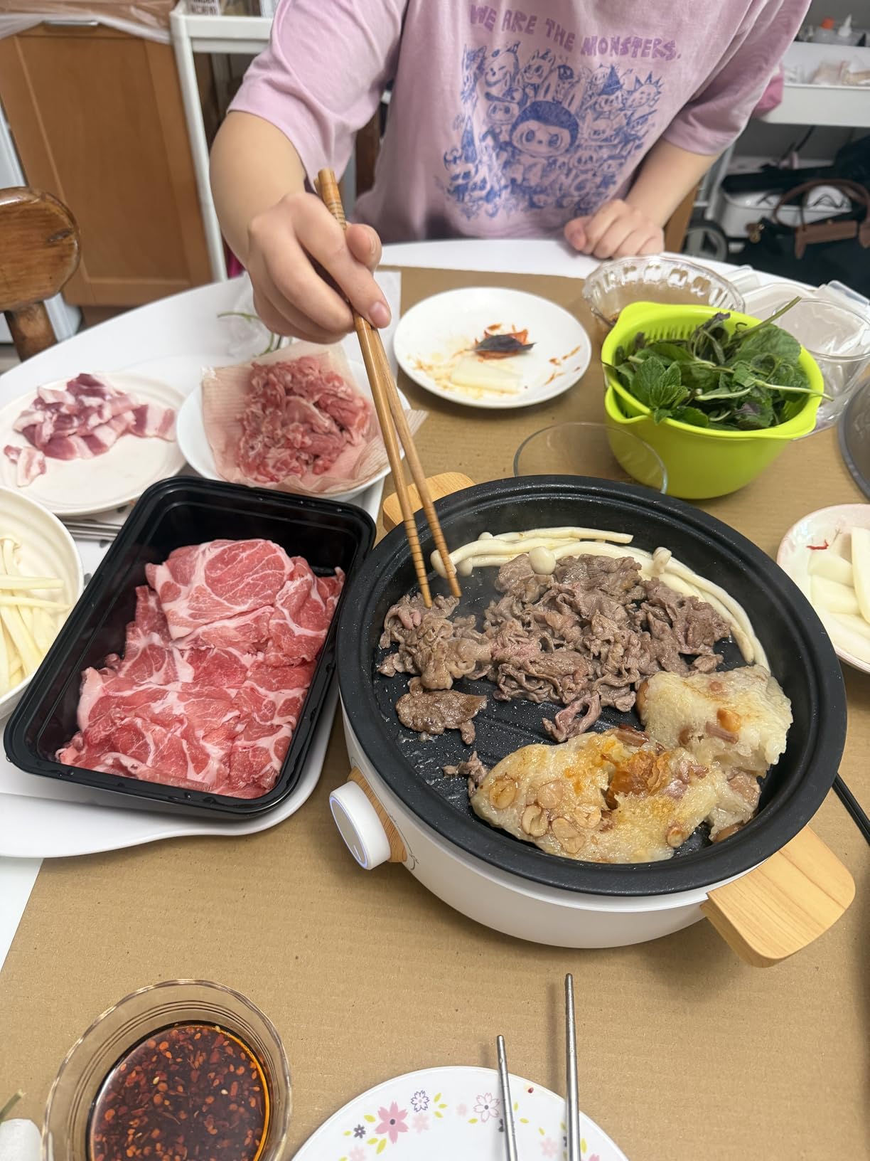 Aroma Housewares AMC-130 Whatever Pot, Indoor Grill, Cooking, Hot Pot with Glass Lid, Bamboo Handles, 2.5L, Stainless Steel/White customer photo 1