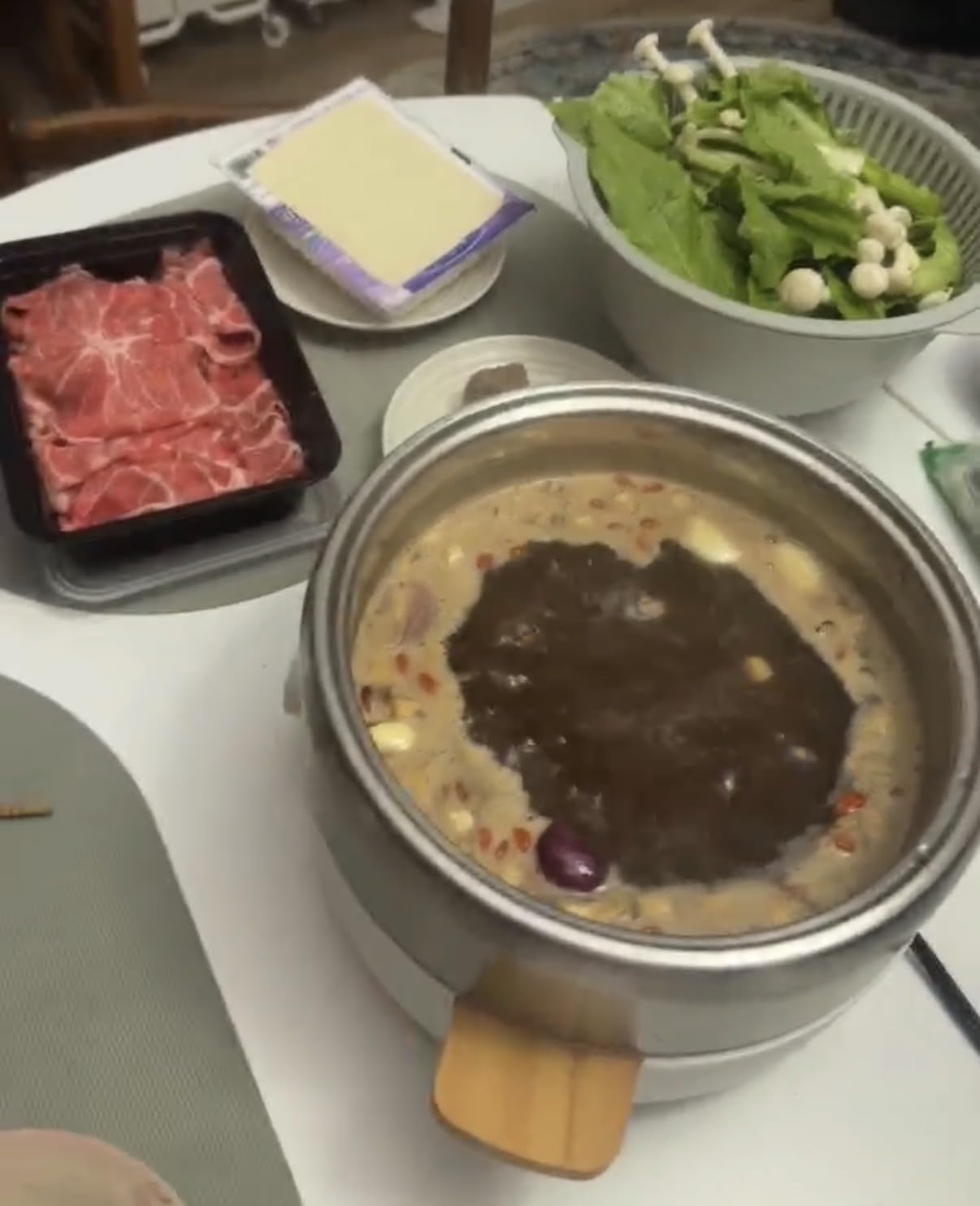 Aroma Housewares AMC-130 Whatever Pot, Indoor Grill, Cooking, Hot Pot with Glass Lid, Bamboo Handles, 2.5L, Stainless Steel/White customer photo 2