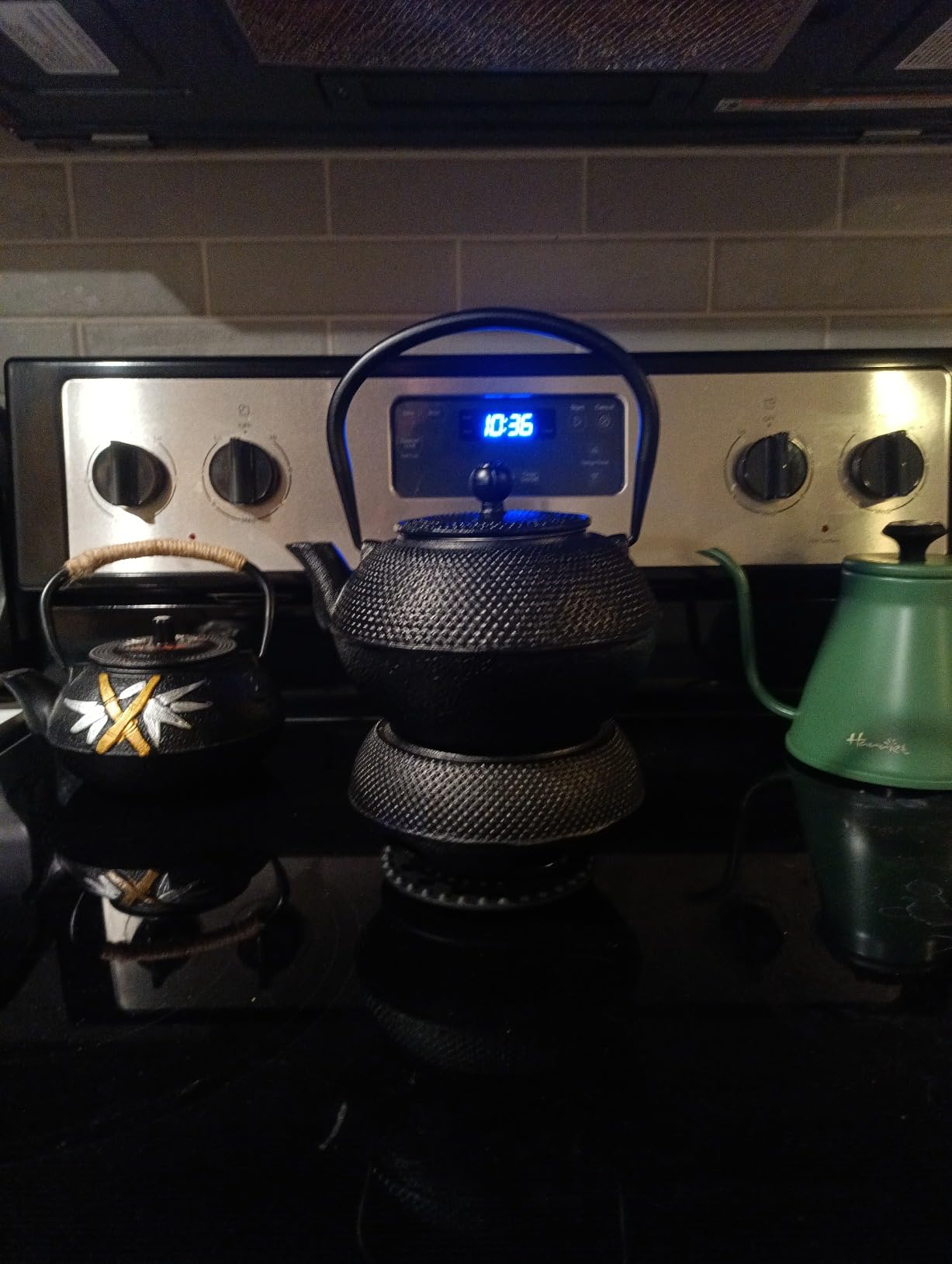 Velaze Cast Iron Teapot Set, Japanese Teapot Heat Preservation with Trivet, Stainless Steel Infuser and 2 Cups, Durable Cast Iron with a Fully Enameled Interior, Beautiful Hammered Design, 700ML/23oz customer photo 1