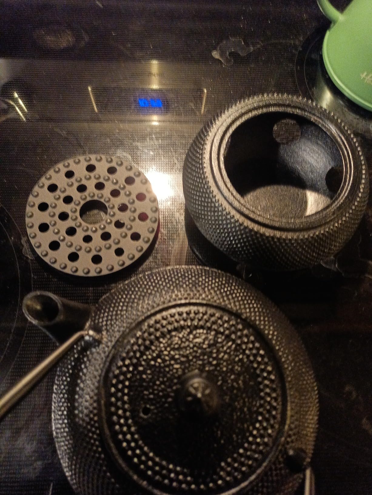 Velaze Cast Iron Teapot Set, Japanese Teapot Heat Preservation with Trivet, Stainless Steel Infuser and 2 Cups, Durable Cast Iron with a Fully Enameled Interior, Beautiful Hammered Design, 700ML/23oz customer photo 2