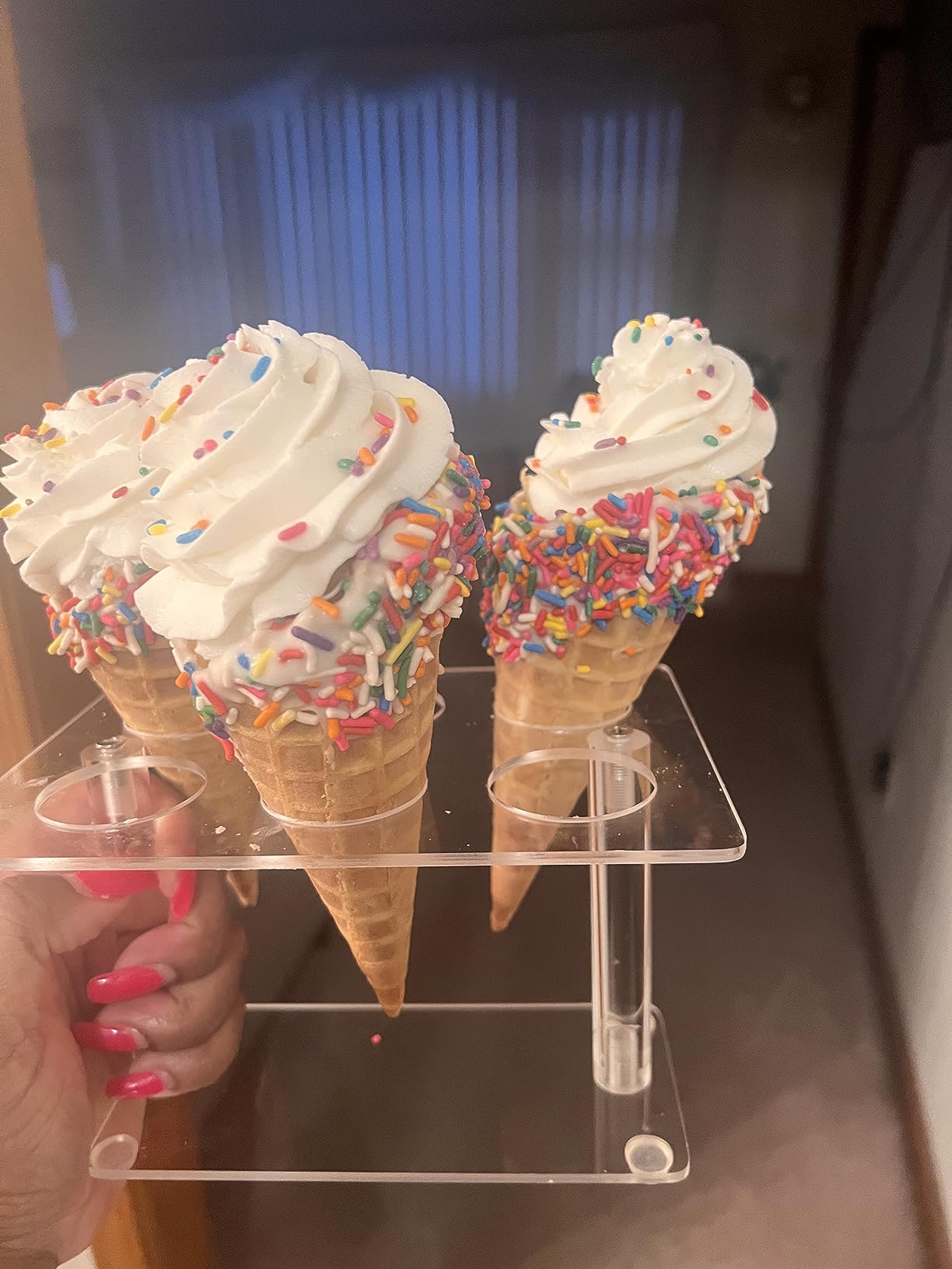 Youeon 2 Pack Acrylic Ice Cream Cone Holder with 6 Holes, Clear Waffle Cone Holder Stand, Sushi Hand Roll Stand for Party, Wedding, Bakery, Treat Table, Candy Buffet, Easy to Assemble customer photo 2