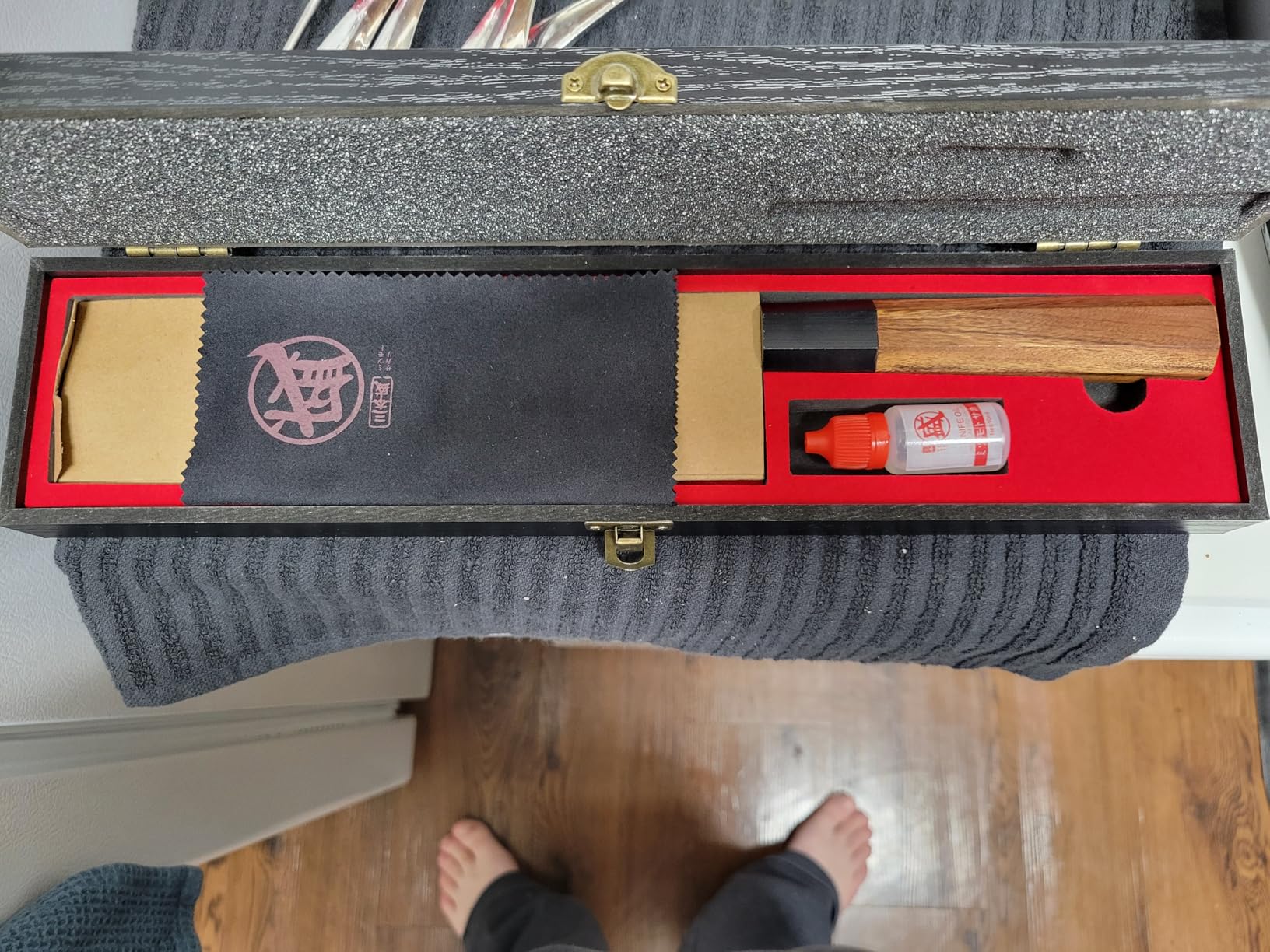 MITSUMOTO SAKARI 8 inch Gyuto Chef Knife, Japanese Hand Forged Kitchen Chef's Knives, 3-Layer 9CR18MOV High Carbon Steel, Rosewood Handle & Sandalwood Box customer photo 2