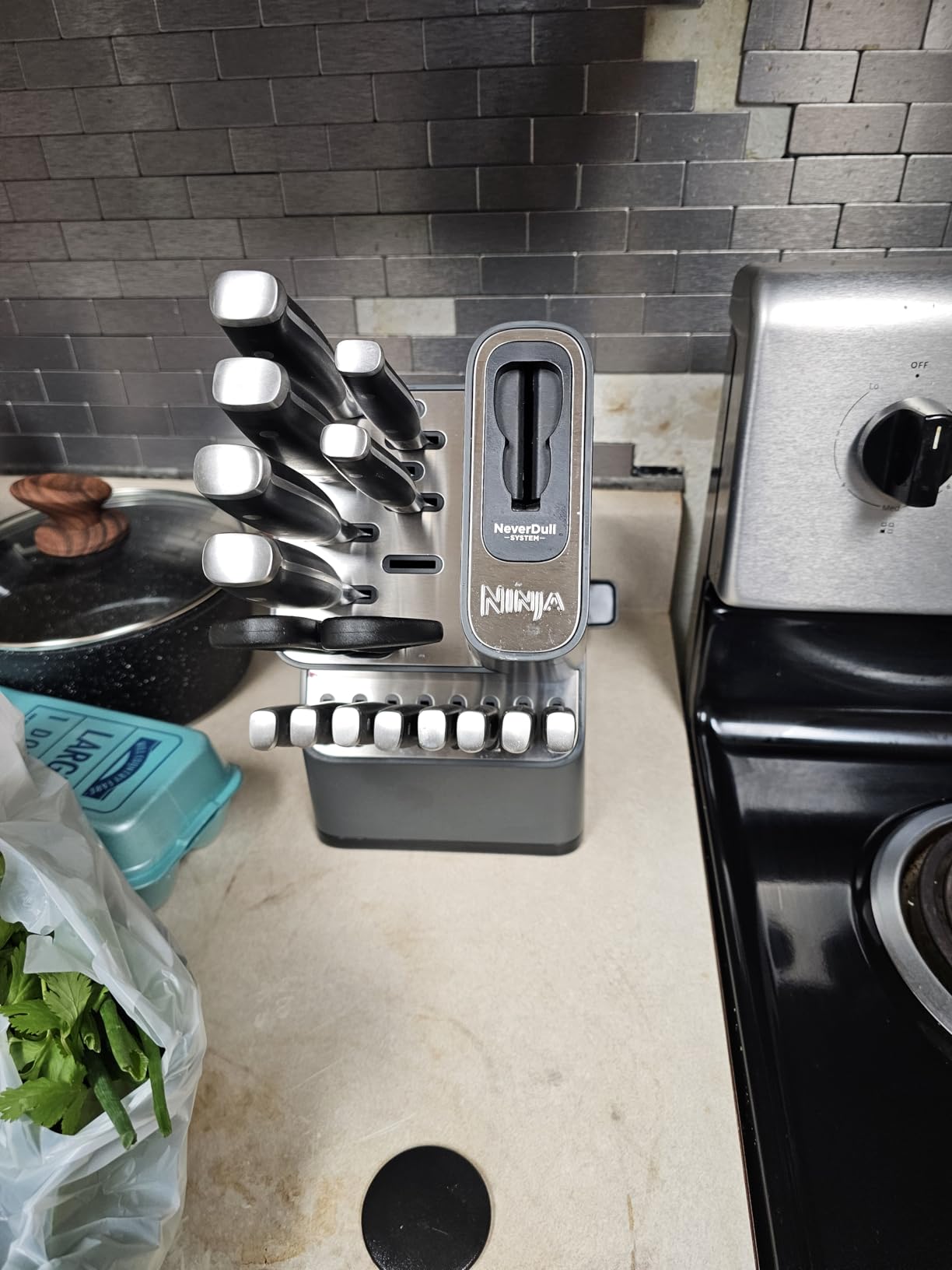 Ninja K32017 Foodi NeverDull Premium Knife System, 17 Piece Knife Block Set with Built-in Sharpener, German Stainless Steel Knives, Black customer photo 1