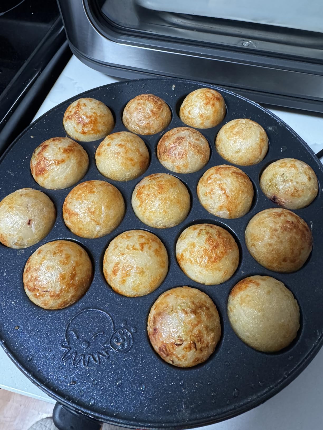 FineMade Takoyaki Maker Pan with Temperature Control, Tools and Recipes, Make 18 Japanese Octopus Balls at once, Easy to Use and Store customer photo 2