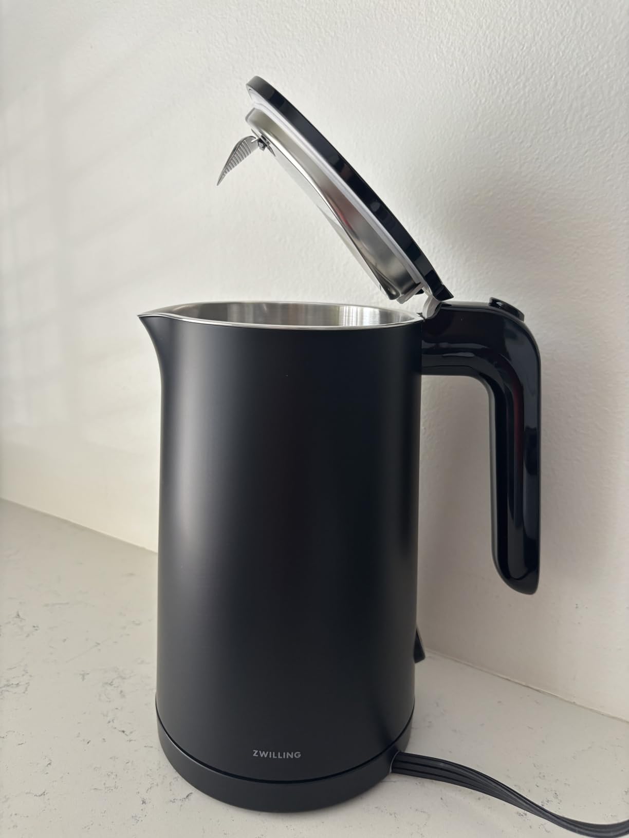 ZWILLING Enfinigy Cool Touch 1-Liter Electric Kettle, Cordless Tea Kettle & Hot Water - Black customer photo 2