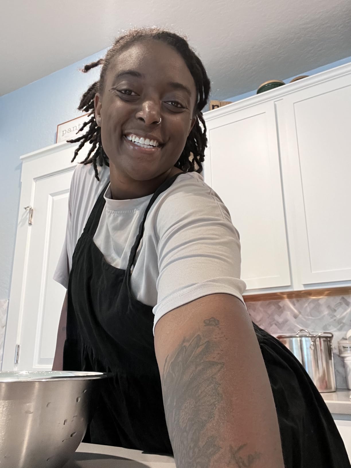 Uaussi Cotton Linen Apron Cross Back Work Apron for Women with Pockets Pinafore Dress X Cross Halter Apron for Chef Gardening customer photo 2
