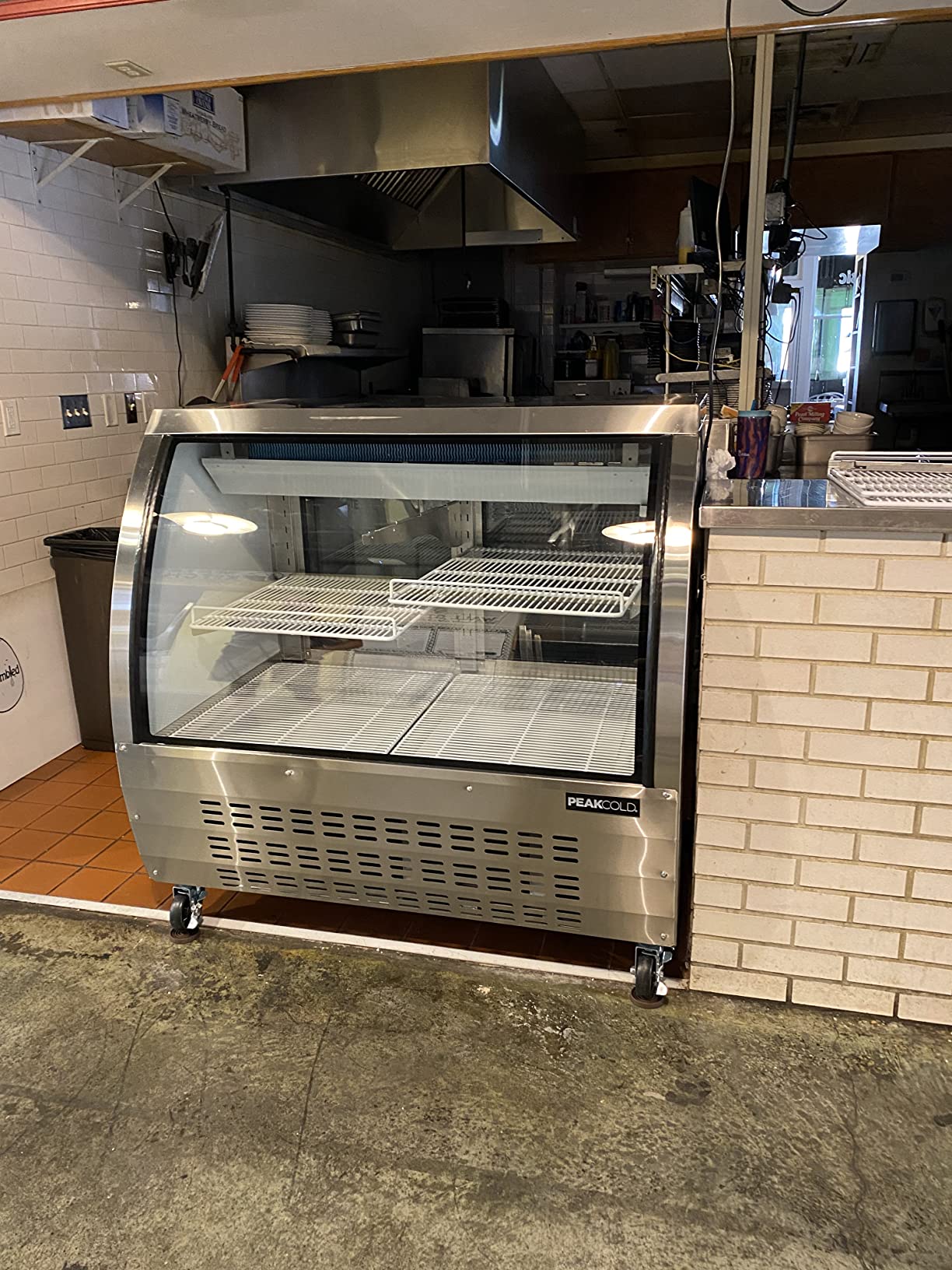 PEAKCOLD Curved Glass Meat and Seafood Display Showcase - 36