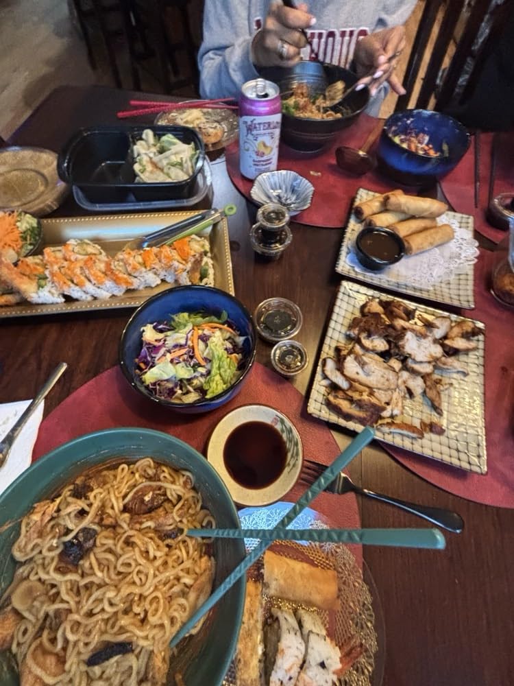 YUN TAO Ceramic Ramen Bowls Set of 4, 35 oz Large Japanese Style Serving Bowls for Salad,Udon, Soba, Pho,Pasta, Asian Soup Noodle (Multicolor - Set of 4) customer photo 2