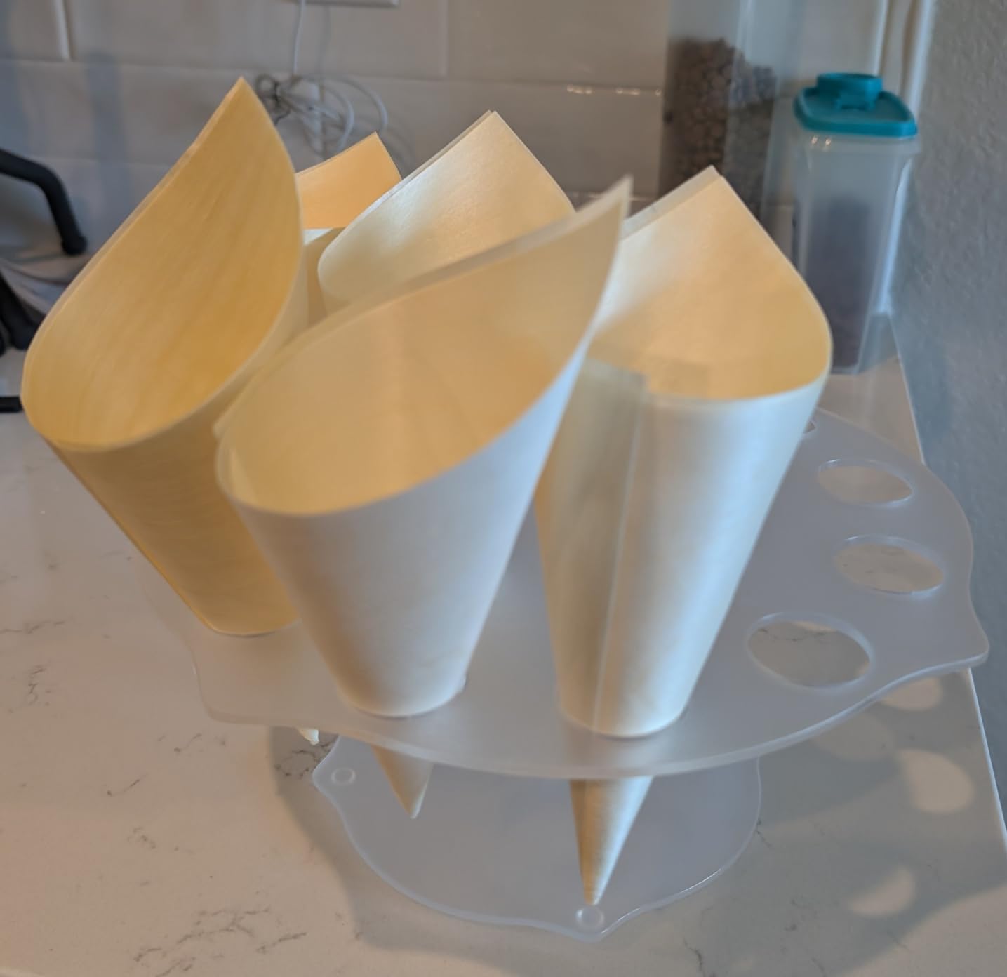 yarlung 2 Pack Ice Cream Cone Holder, 16 Holes Acrylic Waffle Cone Display Stand, Clear Hand Roll Sushi Popcorn Rack for Party Buffet Birthday Wedding customer photo 2