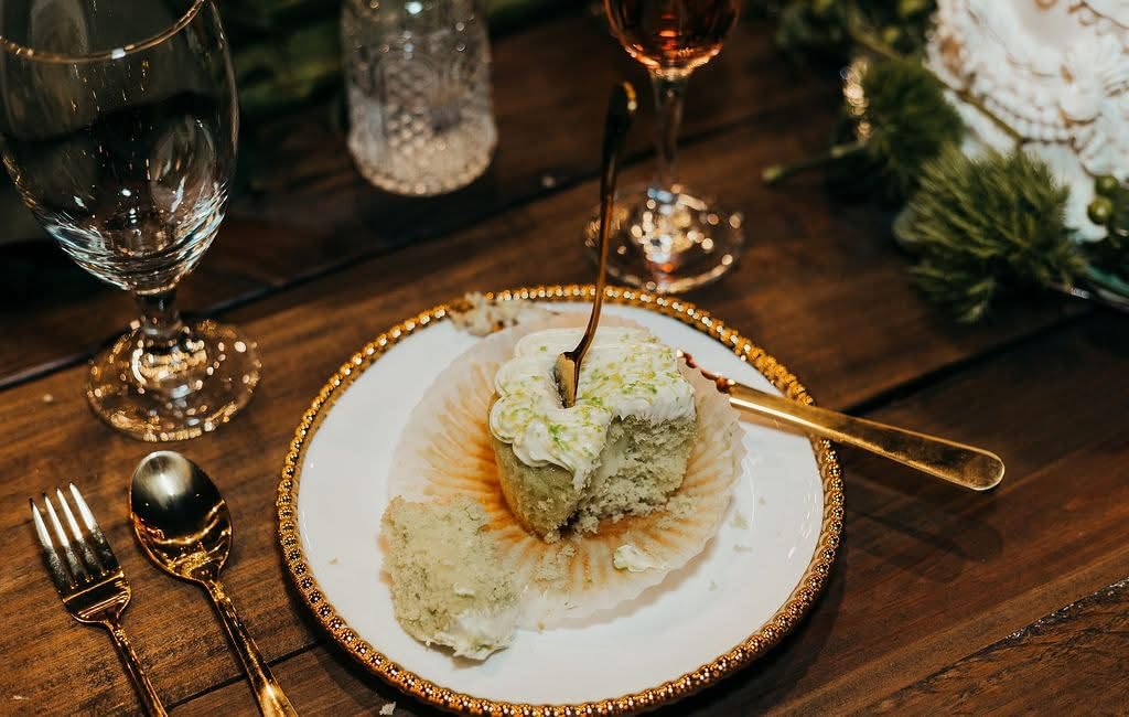 Christian Siriano Akoya Porcelain Dinnerware Set, 24-Piece - Dish Set for 8, Plates and Bowls Set, White and Gold customer photo 1