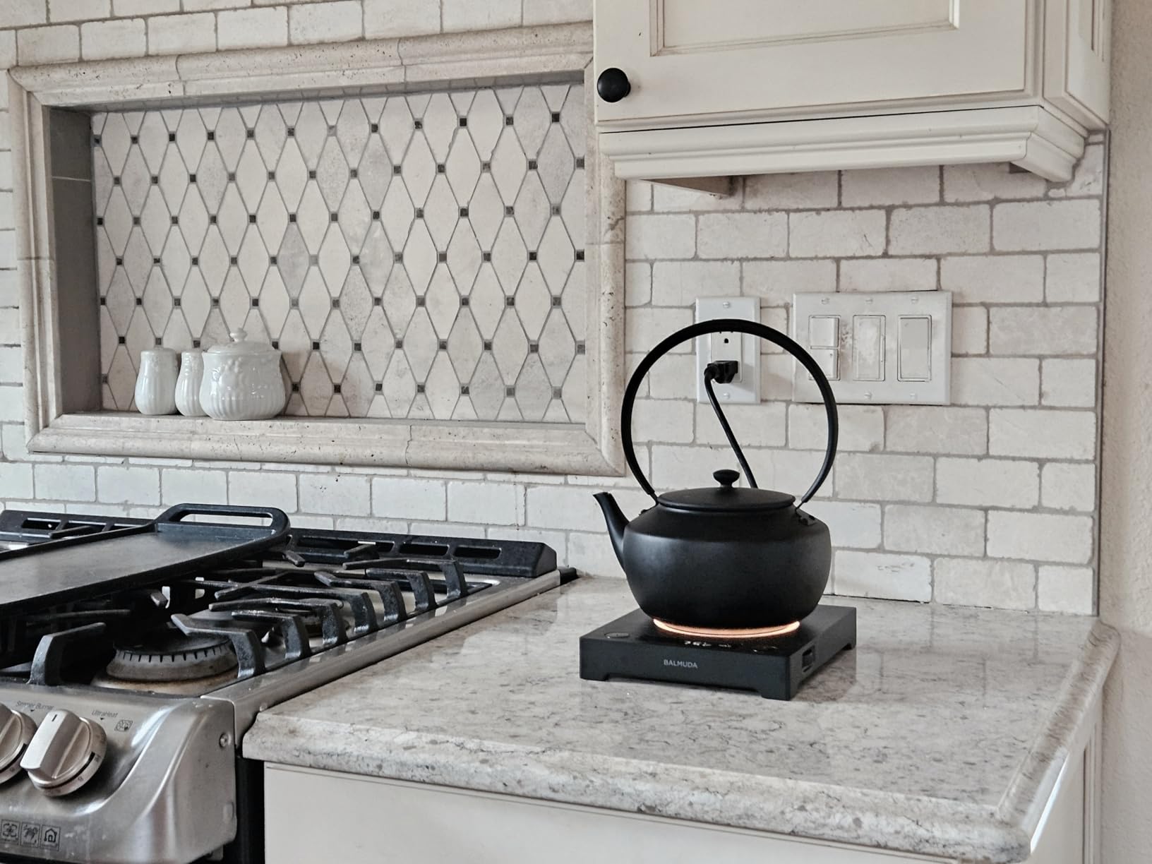 BALMUDA MoonKettle | Electric Kettle with Temp Control (122°F - 212°F) | HOLD & Keep Warm | 900ml (30 fl oz) | Soothing Ambient Light & Sound | Precision Pour Spout | Black customer photo 2