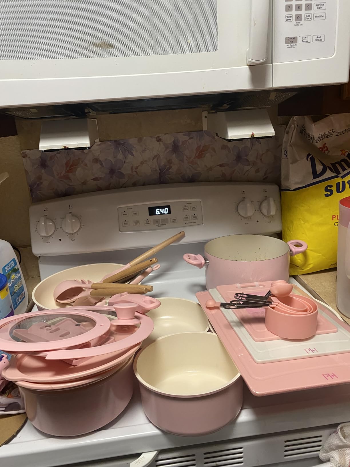 Astercook 21 Pcs Pots and Pans Non Stick Ceramic Cookware Set, Detachable Handles, RV Kitchen Cooking Set, Oven Safe, Induction Ready, Stackable, Pink customer photo 1