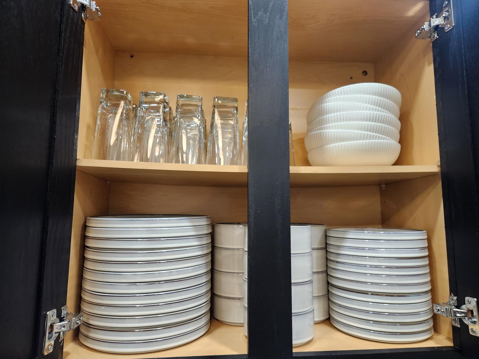 LIANYU Plates and Bowls Sets, 12 Pieces Stoneware Dinnerware Set for 4, Modern Kitchen Dinner Set Ceramic Dishware Dishes Set, Microwave and Dishwasher Safe, Cloud White customer photo 1