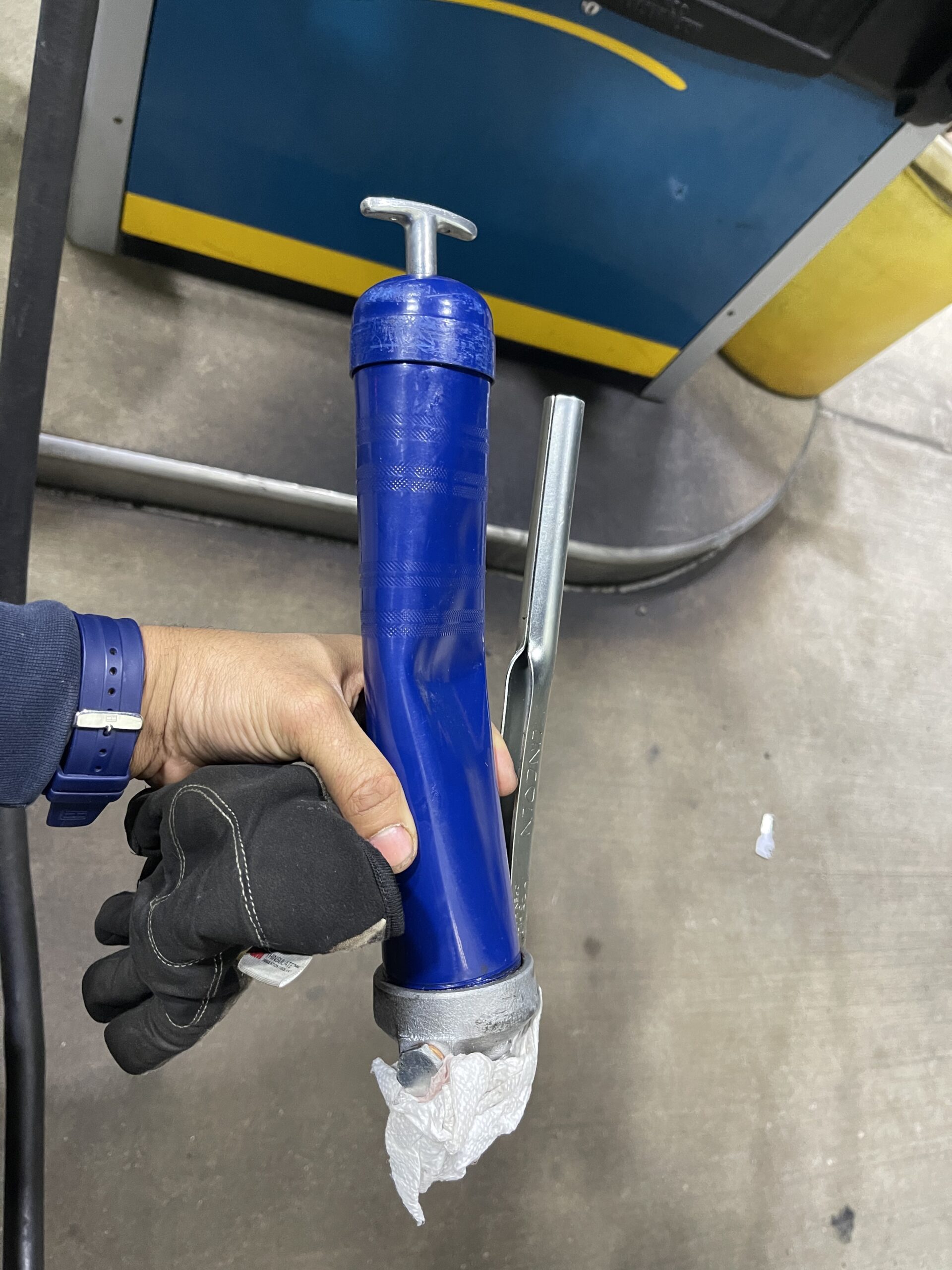 Lincoln 1142 Lever Action Grease Gun, HD Cast Iron Pump Head, 10000 PSI Max Pressure customer photo 1