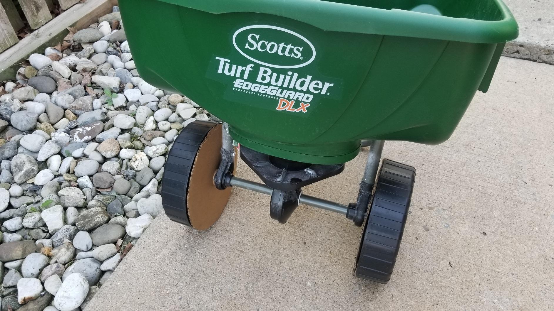 Scotts Turf Builder EdgeGuard DLX Broadcast Spreader for Seed, Fertilizer, Salt, Ice Melt, Holds up to 15,000 sq.ft. Product, Green customer photo 1