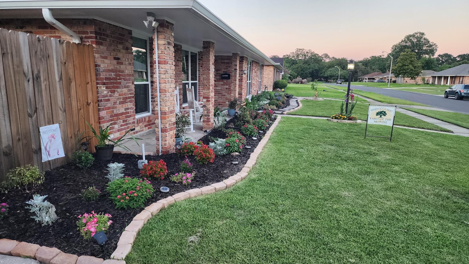 EasyFlex No-Dig Landscape Edging with Anchoring Spikes, 1.5 in. Tall Straight Top Plastic Garden Border, 40 Foot Kit, Black customer photo 1