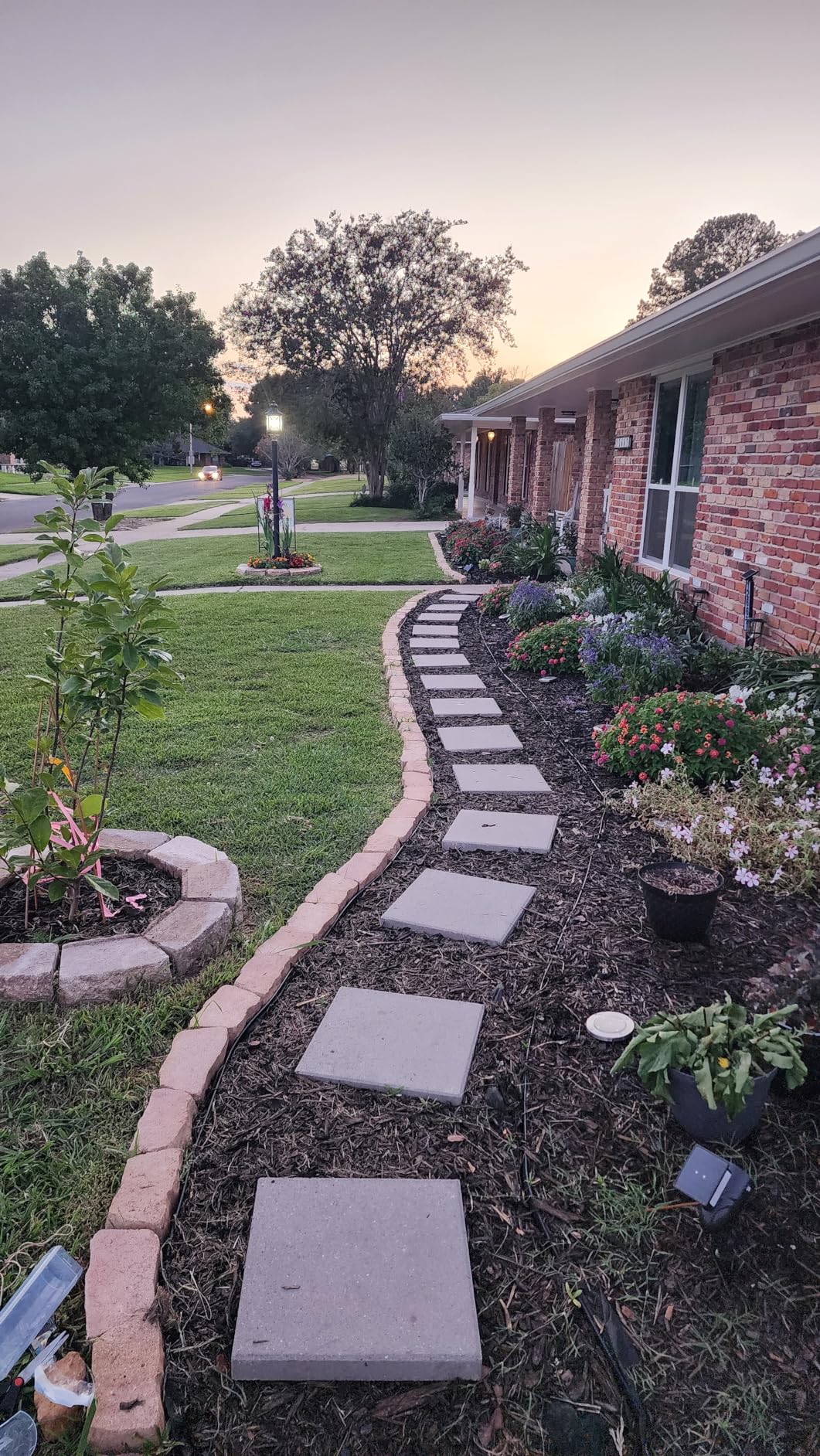 EasyFlex No-Dig Landscape Edging with Anchoring Spikes, 1.5 in. Tall Straight Top Plastic Garden Border, 40 Foot Kit, Black customer photo 2