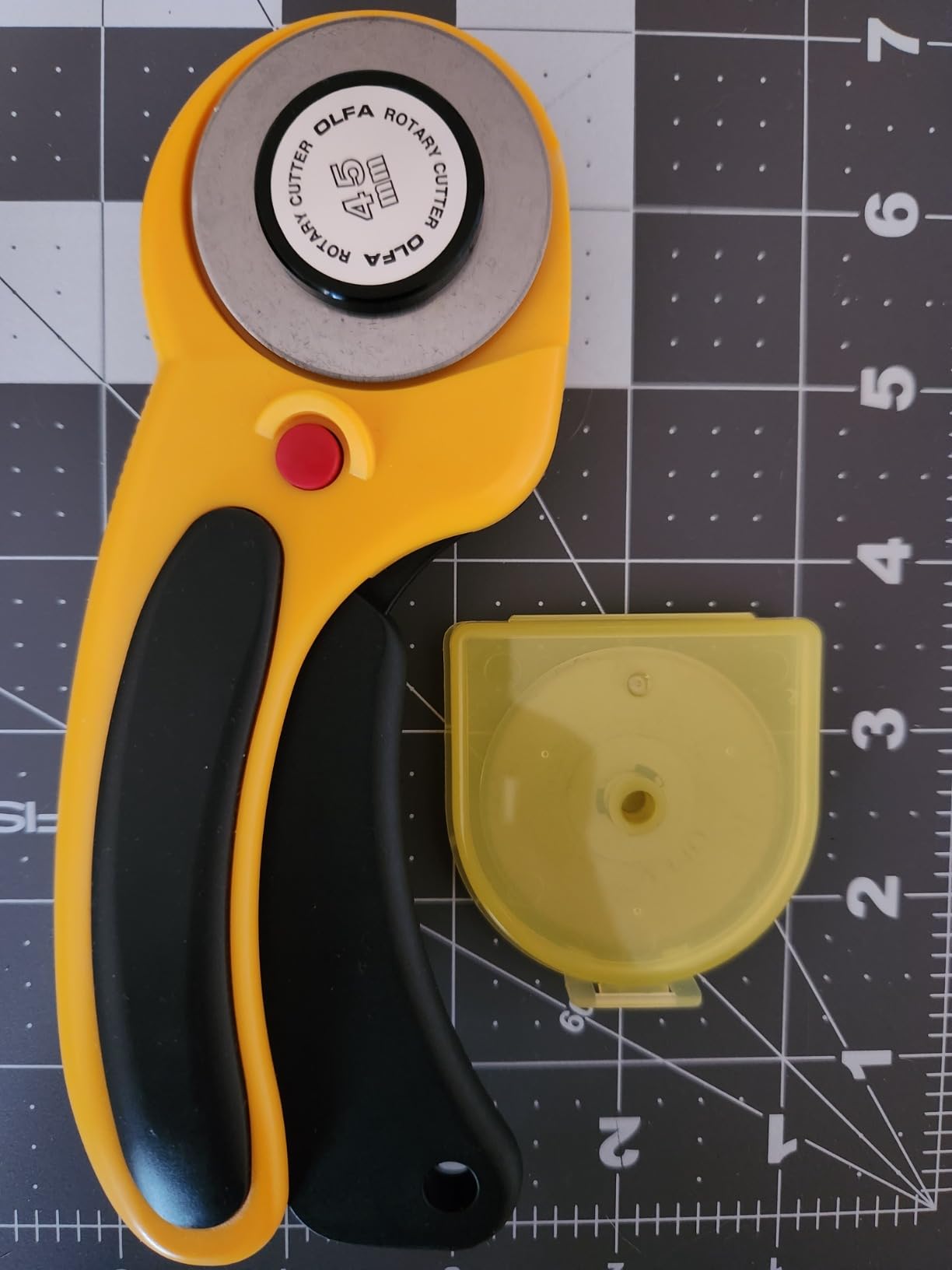 The maximum sharpness / Made in Japan /OLFA 45 mm tungsten steel Ergonomic Rotary Cutter & 45mm Rotary Blade Refill, 1-Pack Value Set customer photo 2