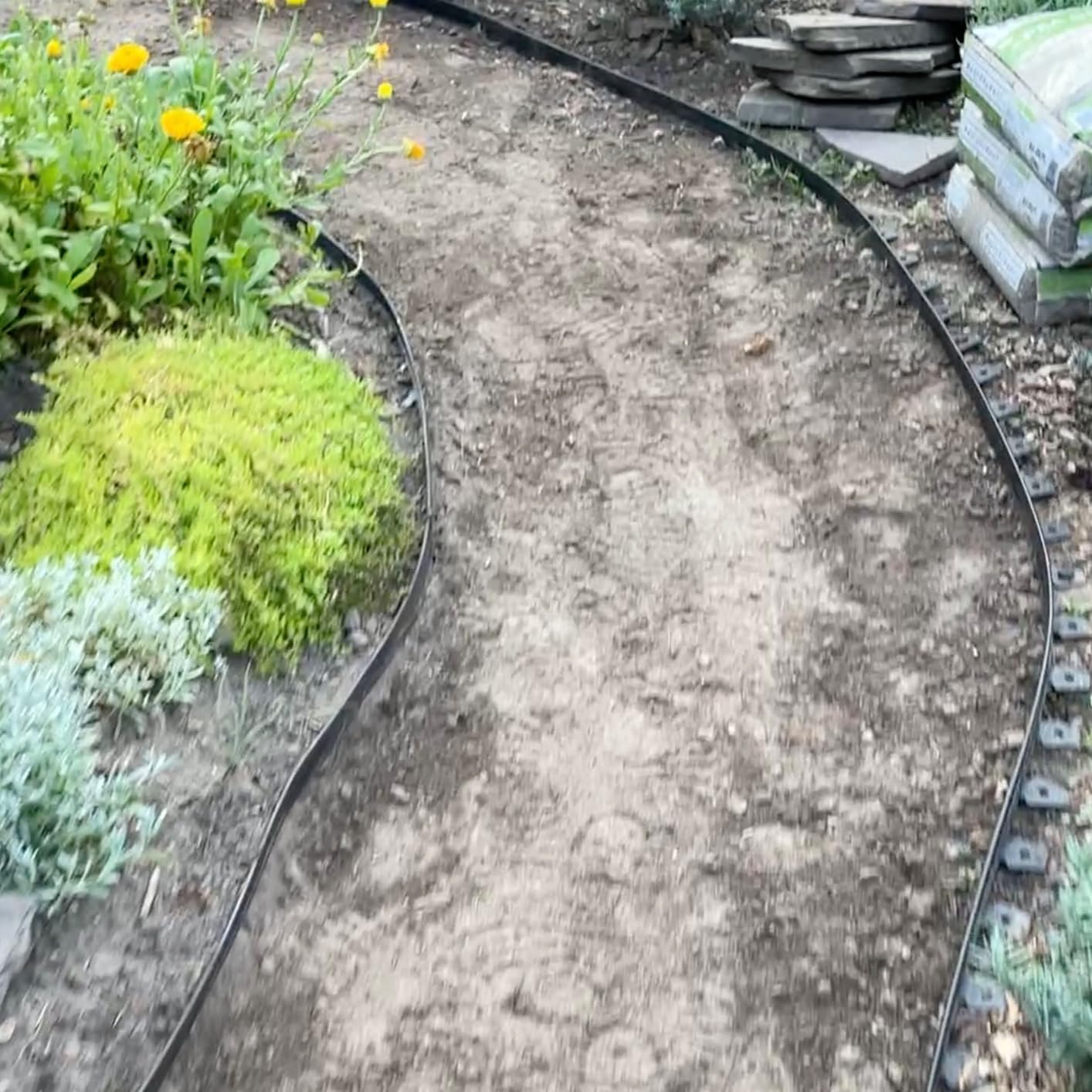 EasyFlex No-Dig Landscape Edging Kit - 100 ft., Black customer photo 2