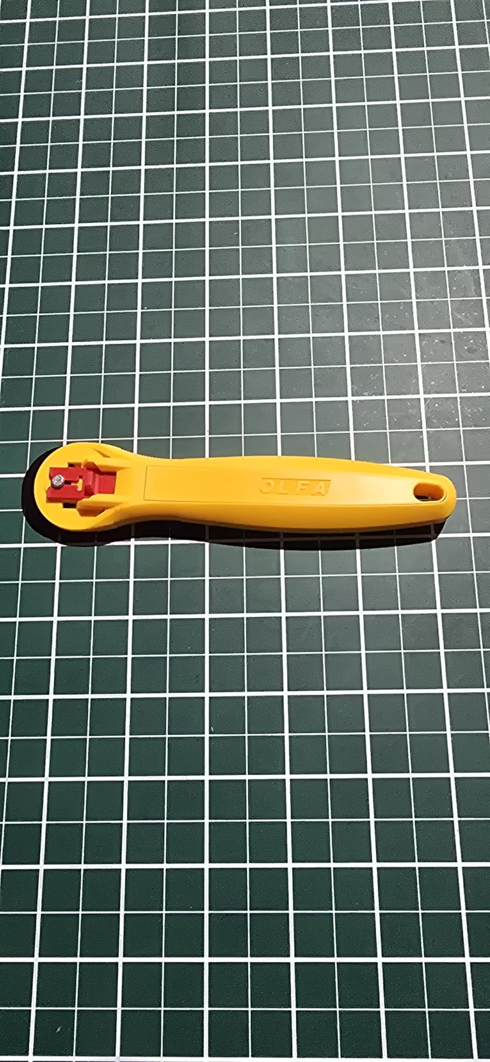 OLFA 28mm Quick-Change Rotary Cutter (RTY-1/C) - Rotary Fabric Cutter w/Blade Cover for Quilting, Sewing, Crafts, Replacement Blade: OLFA RB28-2 customer photo 1