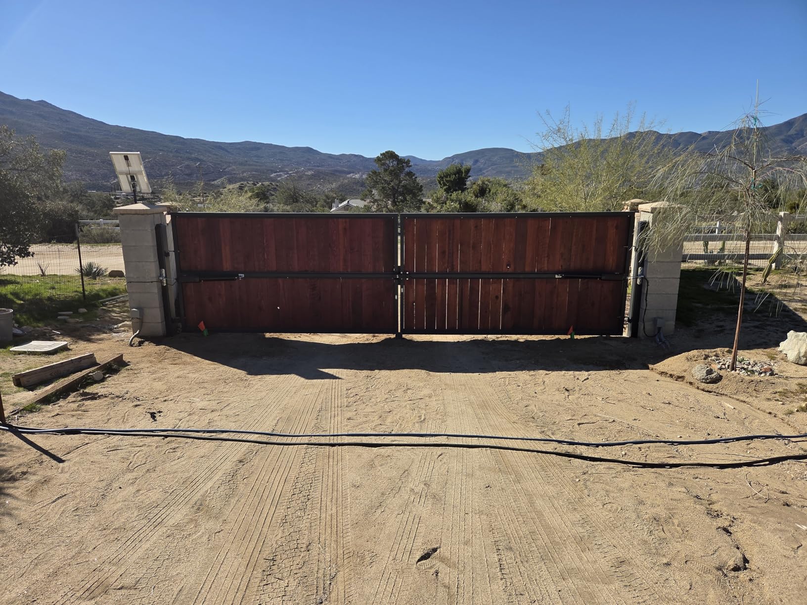 TOPENS AD8S Automatic Solar Gate Opener for Heavy Duty Dual Swing Gates Up to 18ft per Arm customer photo 1