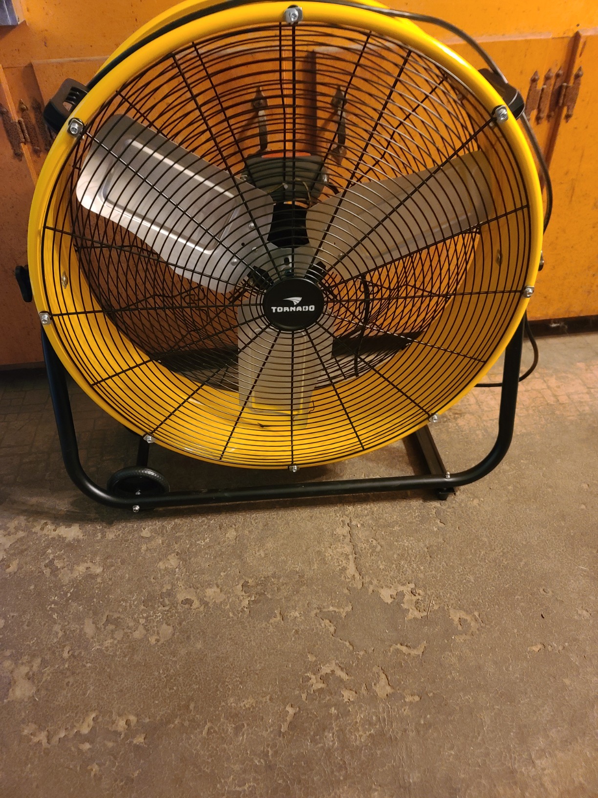 Tornado 24 Inch High Velocity Heavy Duty Tilt Metal Drum Fan, Yellow Commercial, Industrial Use, 3 Speed, 7700 CFM, 1/3 HP, 8 FT Cord, ETL Safety Listed customer photo 1