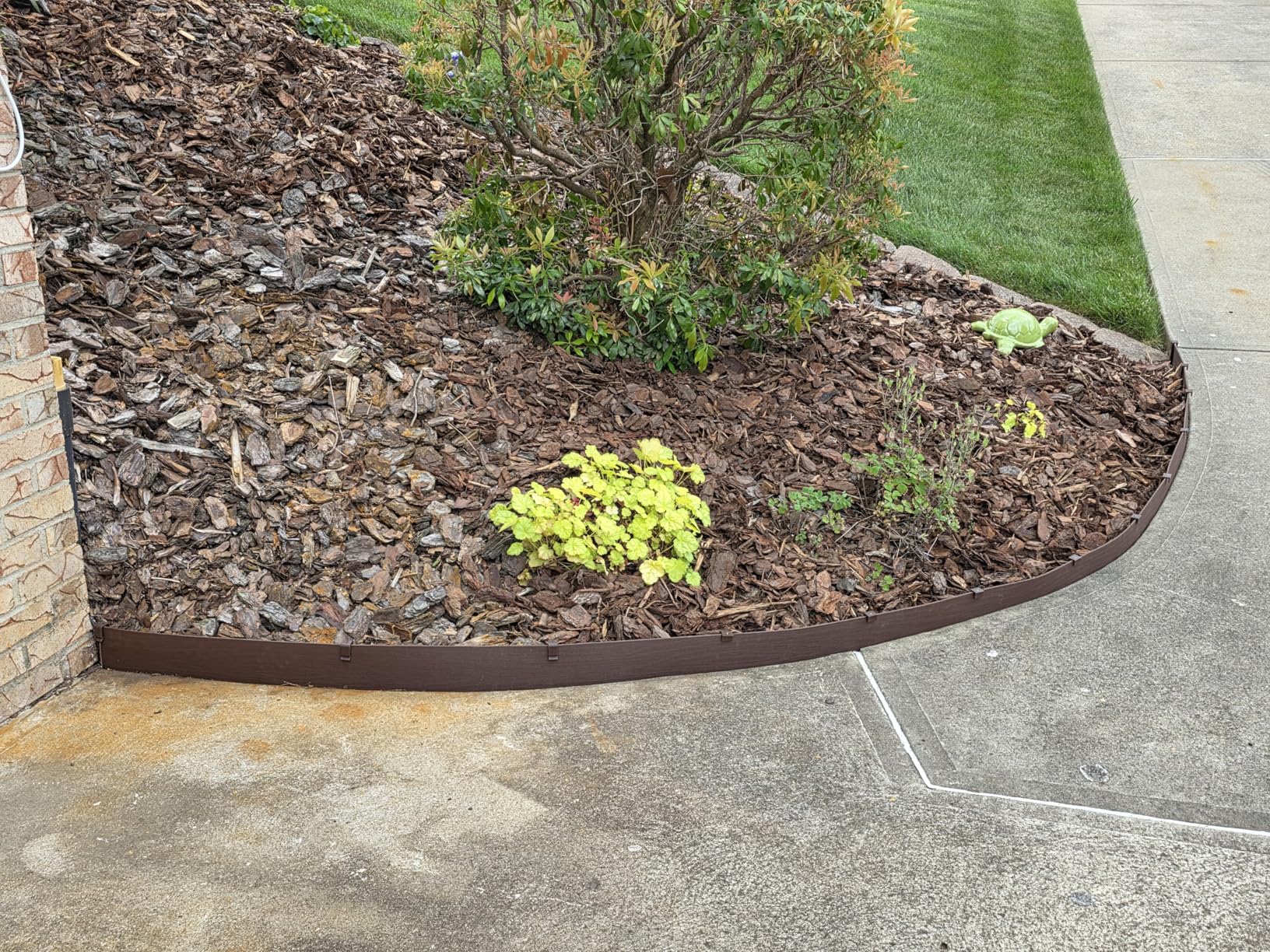 Amazon Basics Flexible Landscape Edging Coil for Garden Border, Flower Beds, Lawn and Pathways, 5 inch x 40ft, Brown, 10 Stakes customer photo 2