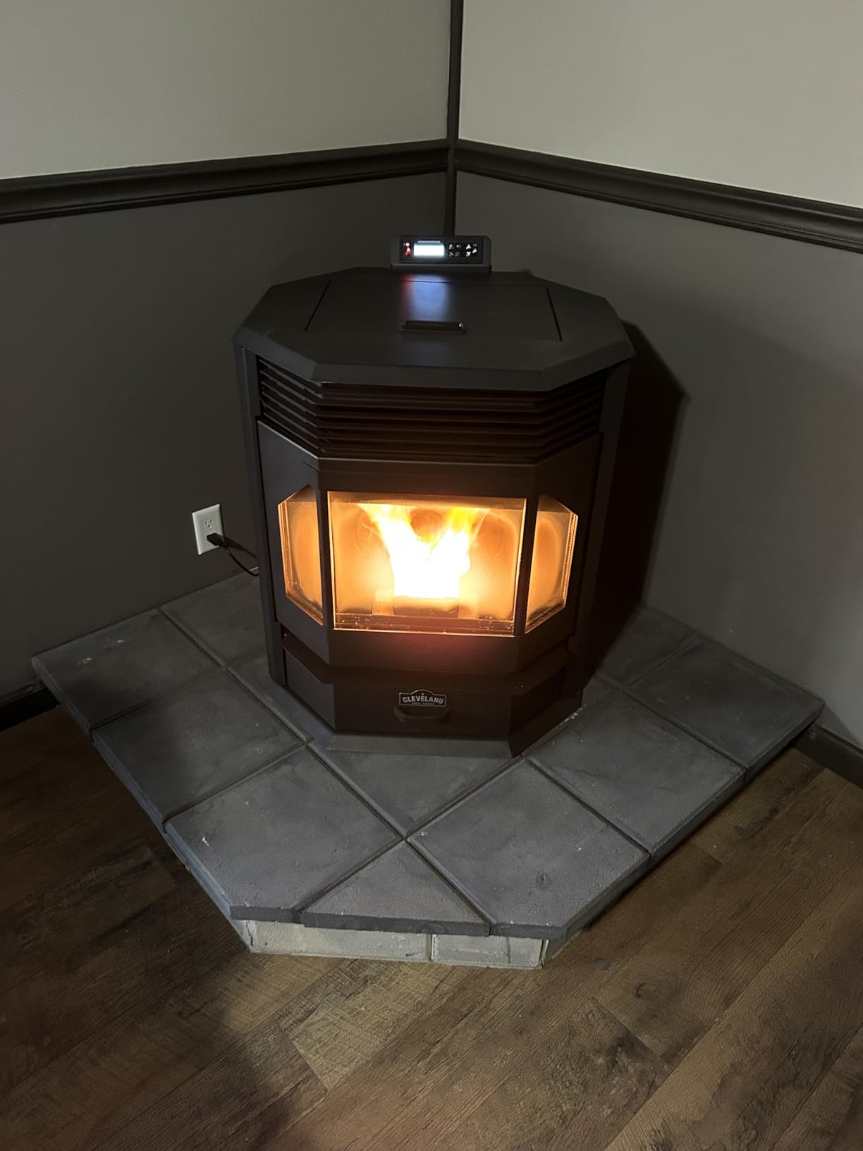 Cleveland Iron Works No.210 Bay Front Pellet Stove 1800 to 2500 Sq Ft customer photo 1
