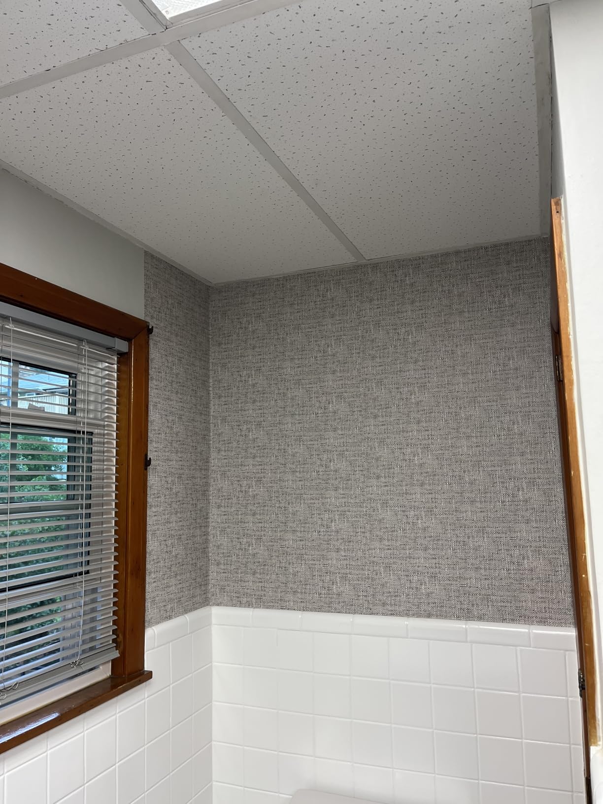 Poplin Texture Peel and Stick Wallpaper, Grey customer photo 1