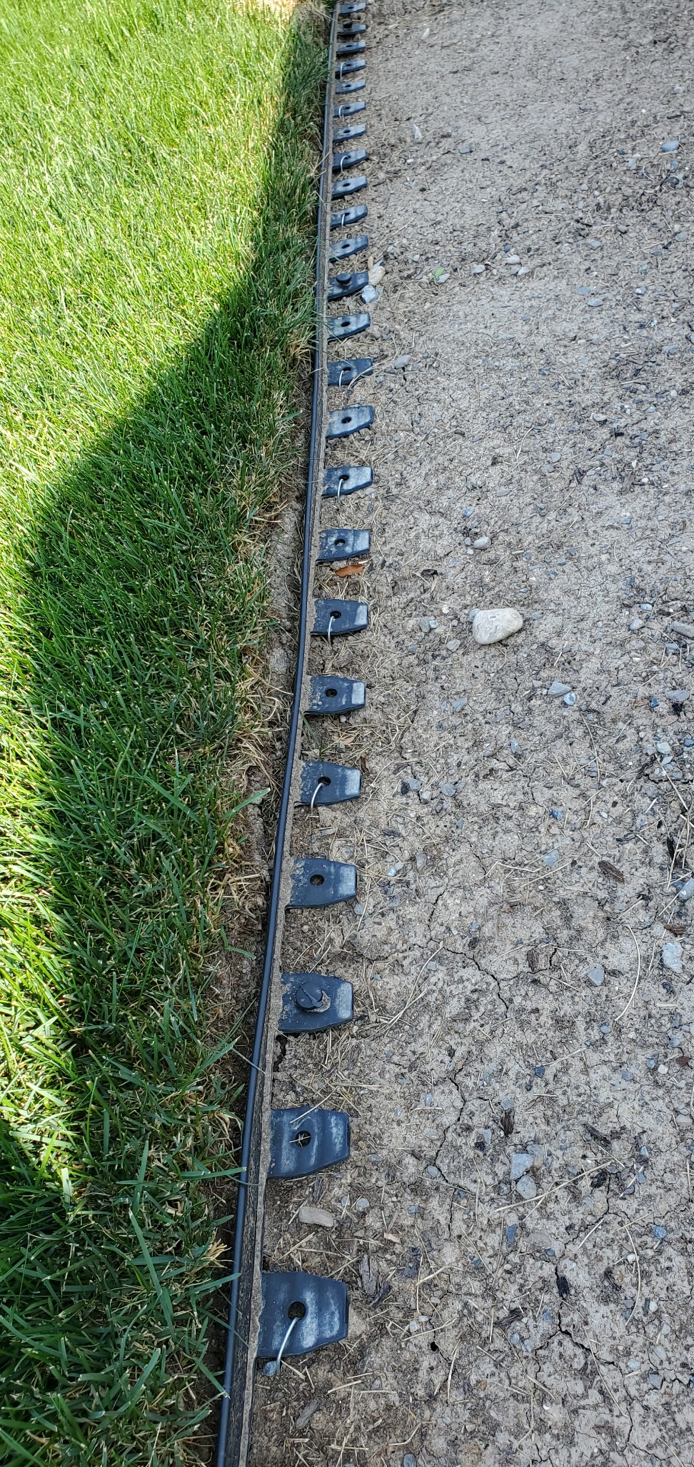EasyFlex Tall Wall No-Dig Landscape Edging, 90' kit customer photo 2