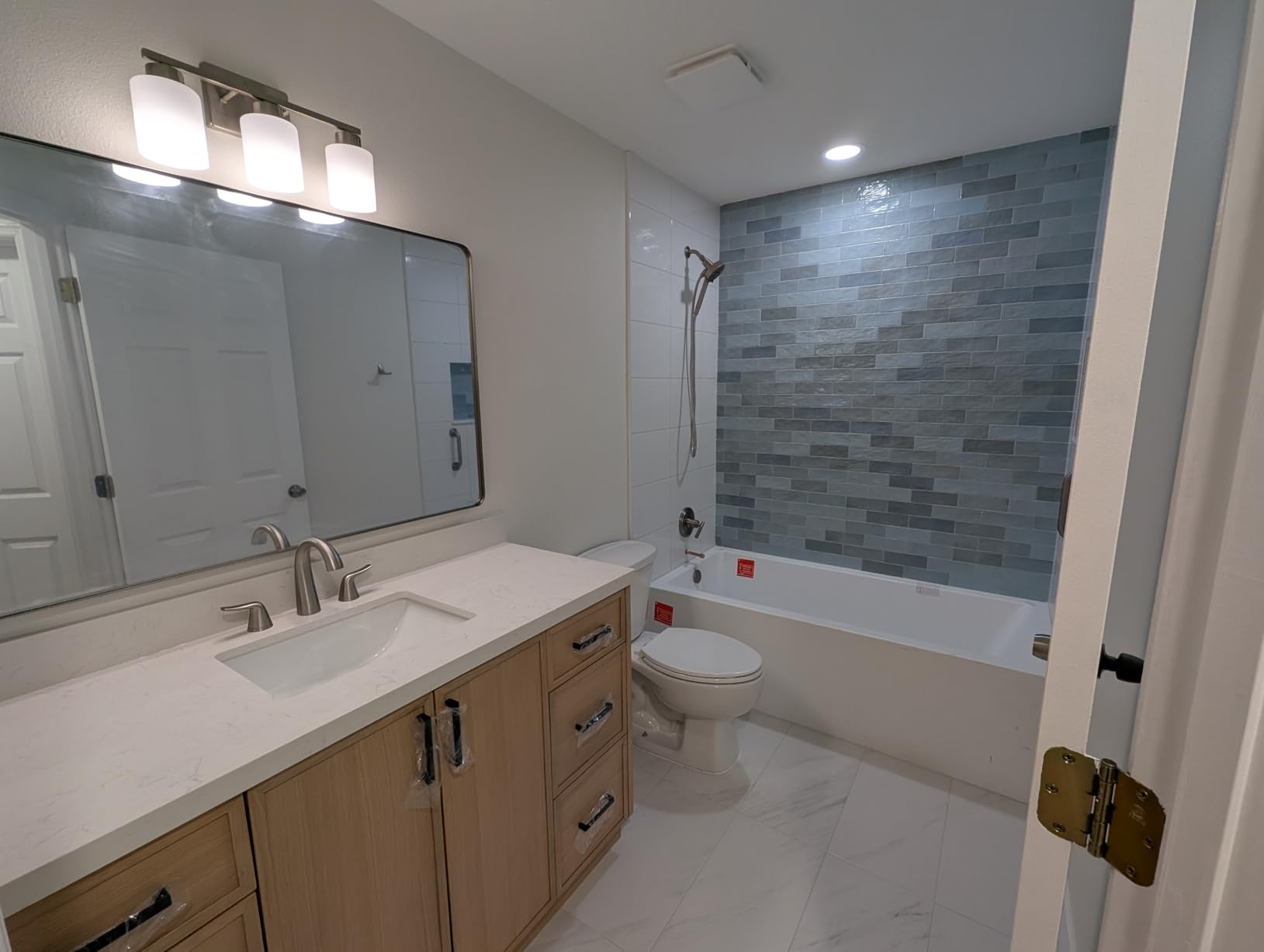 Acrylic, Fiberglass Alcove Soaking Bathtub with Integral Apron Front in Glossy White - Left Hand Drain, 60