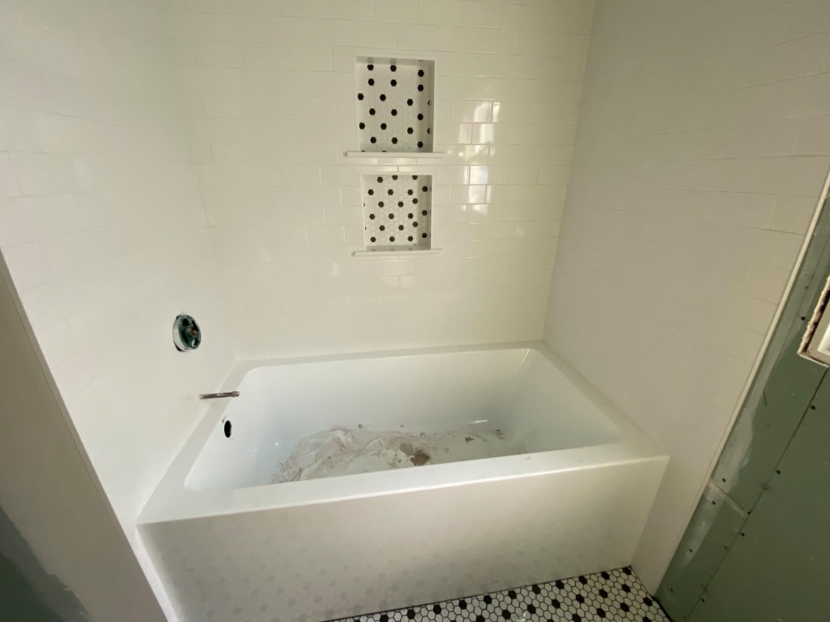 Acrylic, Fiberglass Alcove Soaking Bathtub with Integral Apron Front in Glossy White - Left Hand Drain, 60