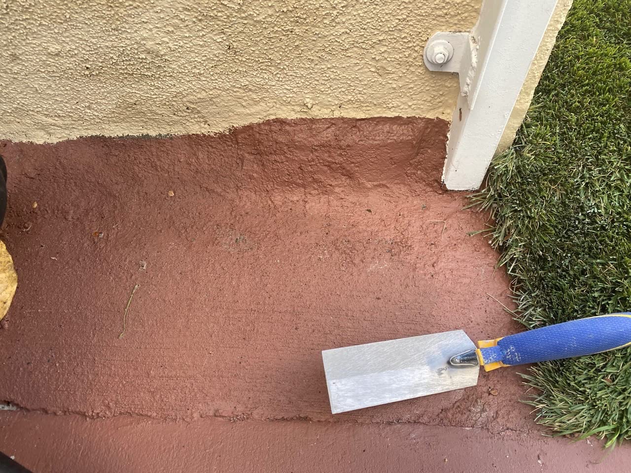 QEP 6 in. x 2 in. Comfort Grip Flat Margin Flooring Trowel with Bucket Hook (42112) customer photo 2