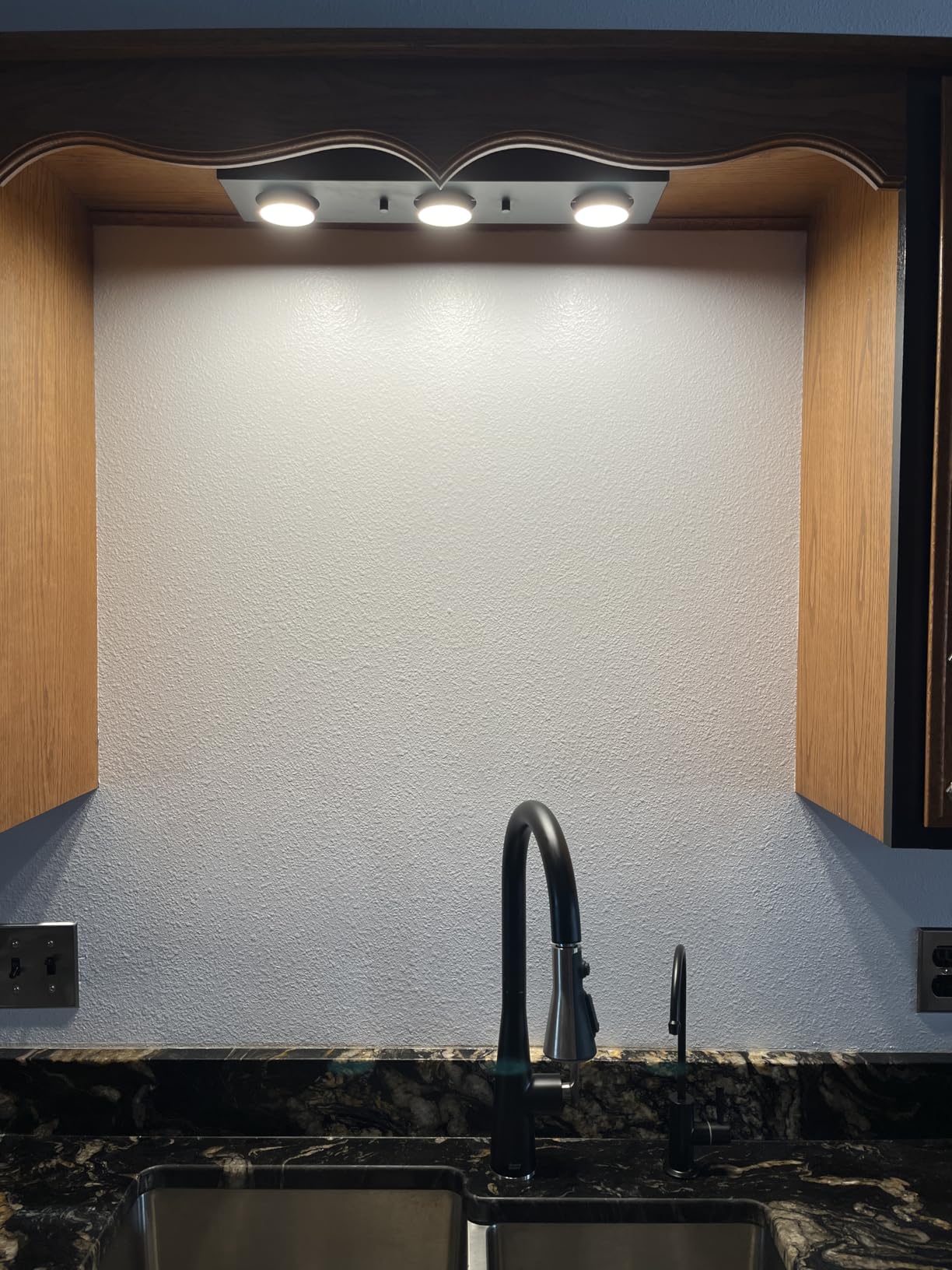 Globe Electric Bleecker 3-Light Matte Black LED Integrated Track Lighting customer photo 1