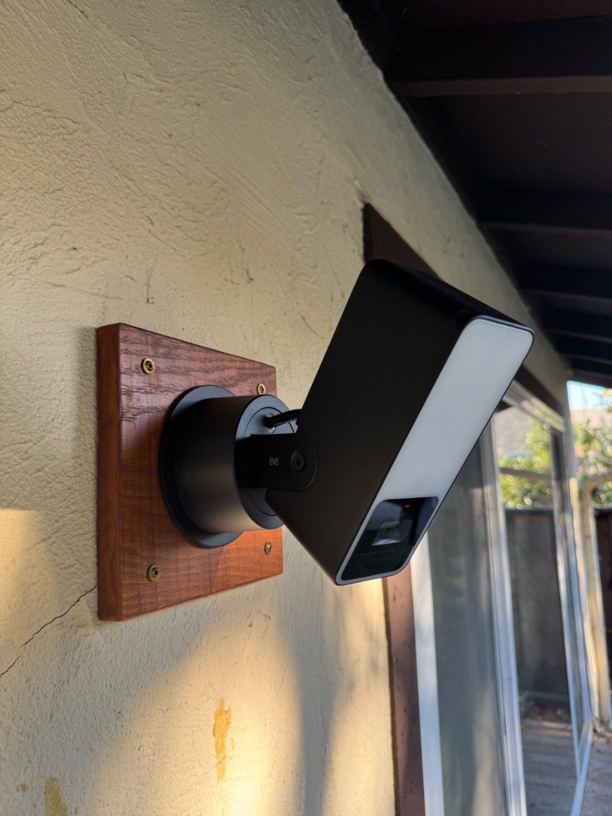 Eve Outdoor Cam - Secure floodlight Camera, Maximum Security & Privacy (HomeKit Secure Video), 1080p, Night Vision, Wi-Fi (2.4 GHz), Motion Sensor, Two-Way Communication, People/pet/Vehicle Detection customer photo 1