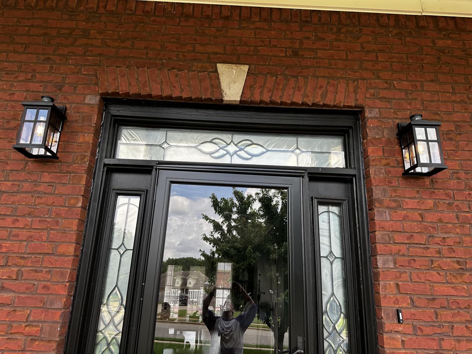 Yisuro Porch Lights with GFCI Outlet, Dusk to Dawn Outdoor Lights with Outlet, 3 Lighting Modes Exterior Light Fixture Waterproof, Outside Lights for House Front Door Patio Garage customer photo 2