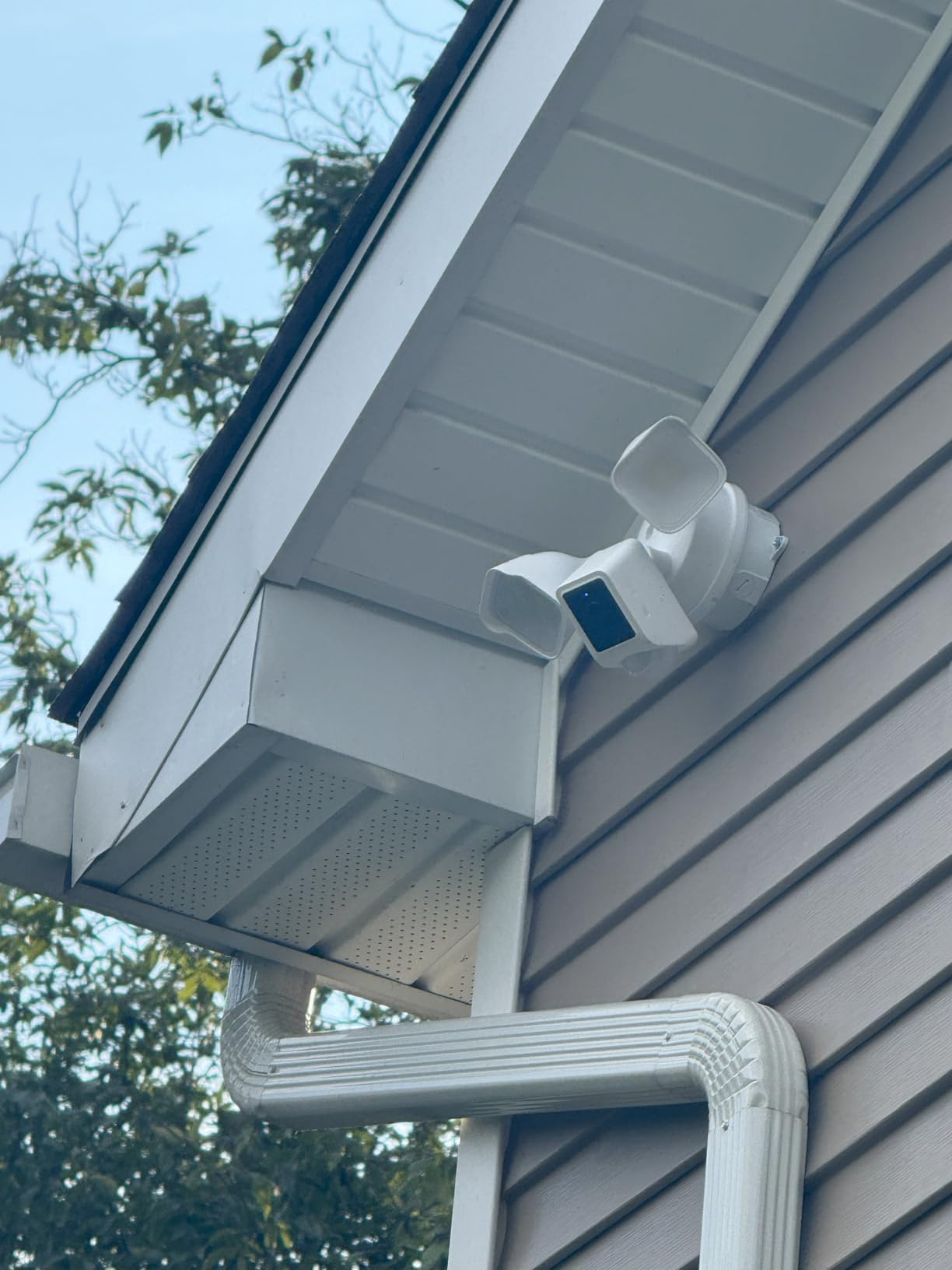 WYZE Floodlight Camera v2, Security Camera Outdoor, 2K HD with Color Night Vision, 2800-Lumen LEDs, 160° Wide View, 105dB Siren, Works with Alexa & Google Assistant, Wired customer photo 2