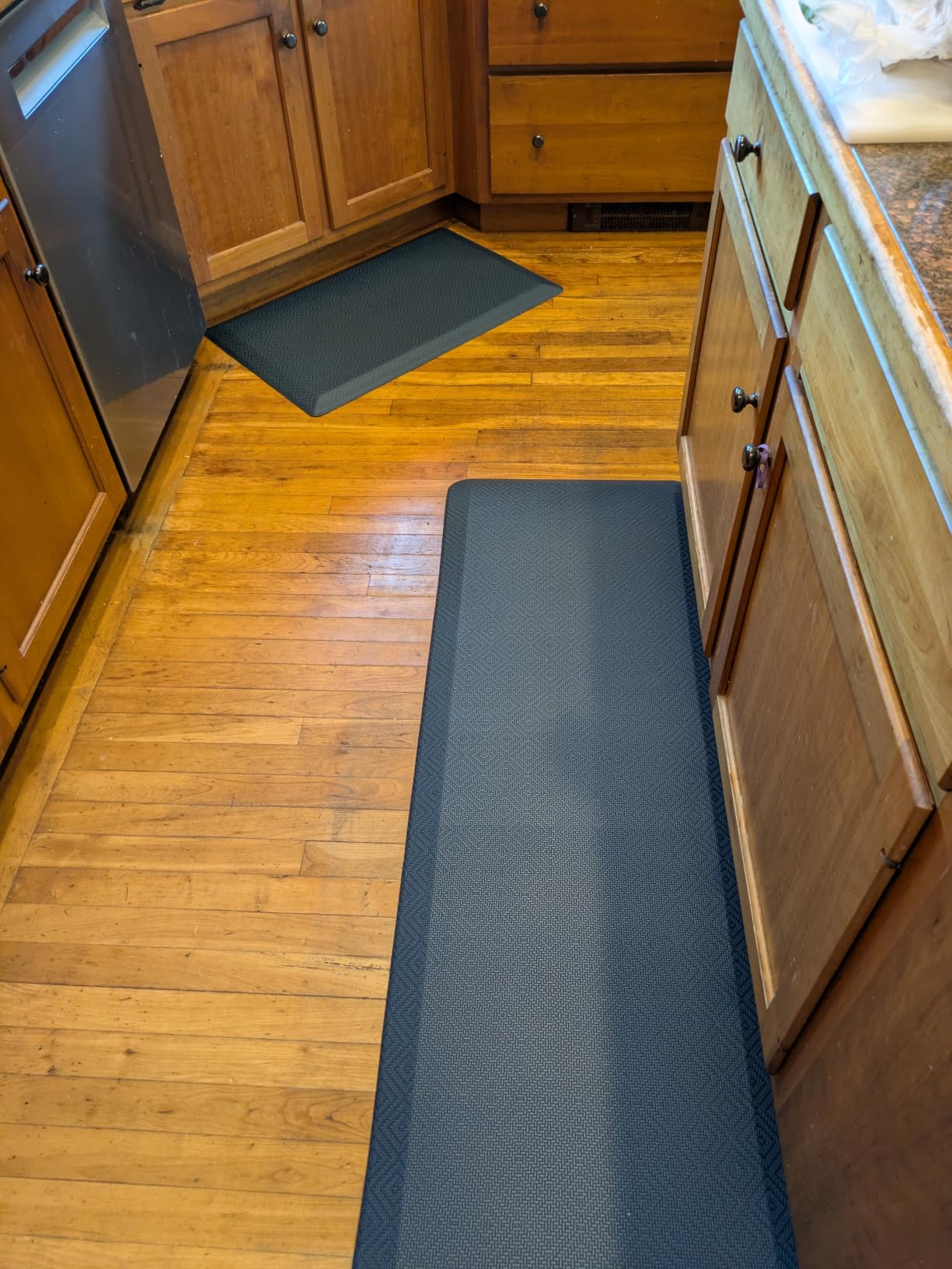 Ophanie Kitchen Mats for Floor, Kitchen Rugs, 20x32 Anti Fatigue Cushioned Mat, Kitchen Rugs, Waterproof, Comfort Ergonomic Standing Mat for Office, Home, Sink with 99+ Pairs of Anti-Slip Bottom Ridges customer photo 2