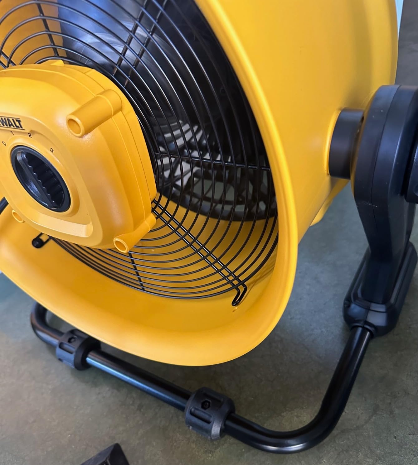DEWALT 16-Inch High-Velocity Floor Fan, 3-Speed Plug-In Shop Fan, Compact 360° Adjustable Drum Fan for Garage, Workshop, Warehouse and Basement, DXF1616 customer photo 1