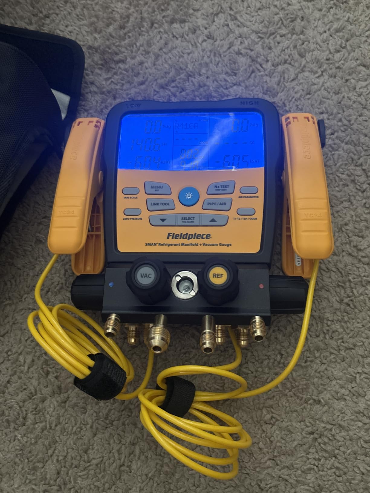 Fieldpiece SM482V Wireless 4-Port SMAN Refrigerant Manifold with Vacuum Gauge customer photo 1
