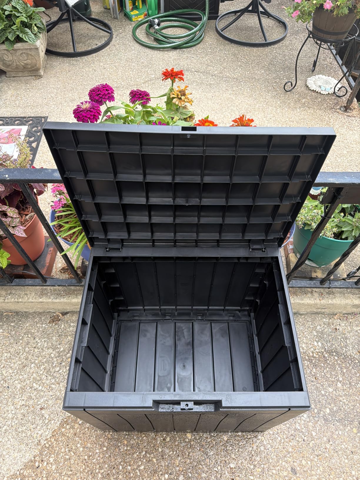 MAIUSCOLI 30 Gallon Outdoor Deck Box, Lockable Waterproof Outdoor Storage Boxes For Garden Tools, Indoor Cushions, Accessories Outside Storage Resin Weatherproof Container (Black) customer photo 2