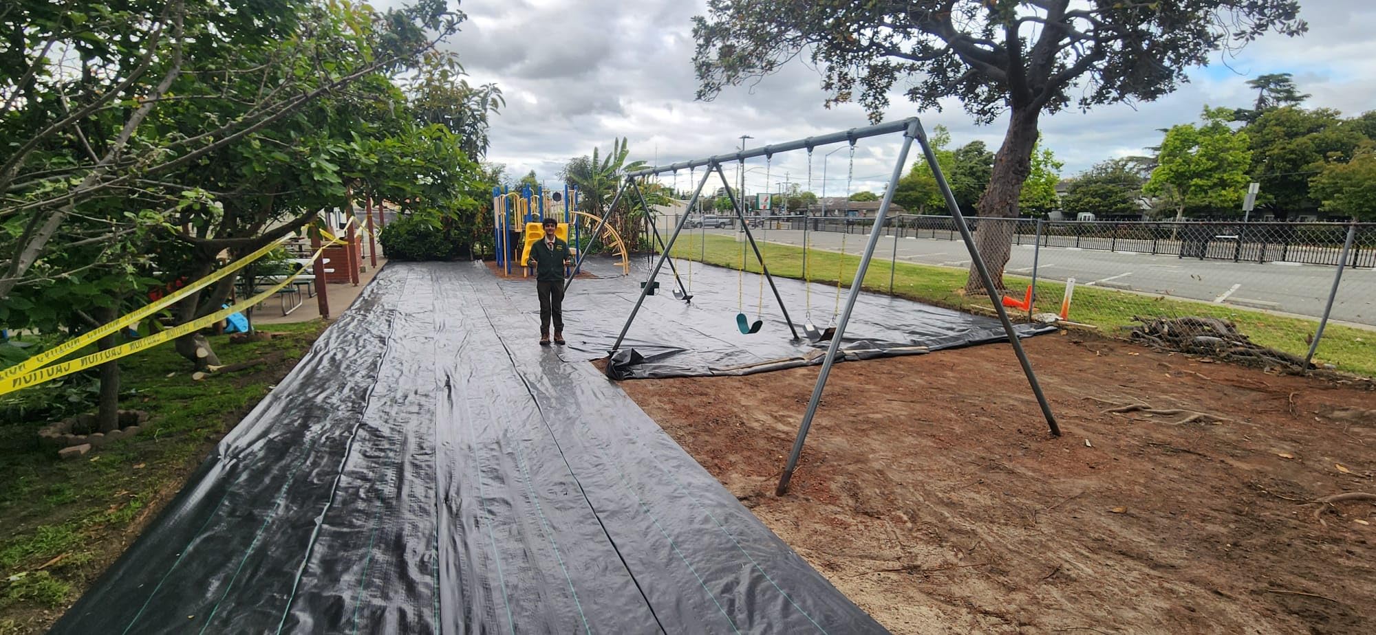 Rintea 4FTX300FT Weed Barrier Fabric, 3.2oz Landscape Fabric, Durable Weed Barrier Fabric Heavy Duty with 20 U-Shaped Securing Pegs for Landscaping Weed Blocker Garden Bed Cover, Commercial Driveway customer photo 1